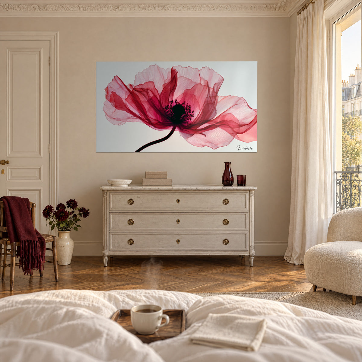Quadro corolla di seta rosso vivo e rosa pallido, stami neri, sopra un letto in una camera luminosa, cassettiera bianca sotto