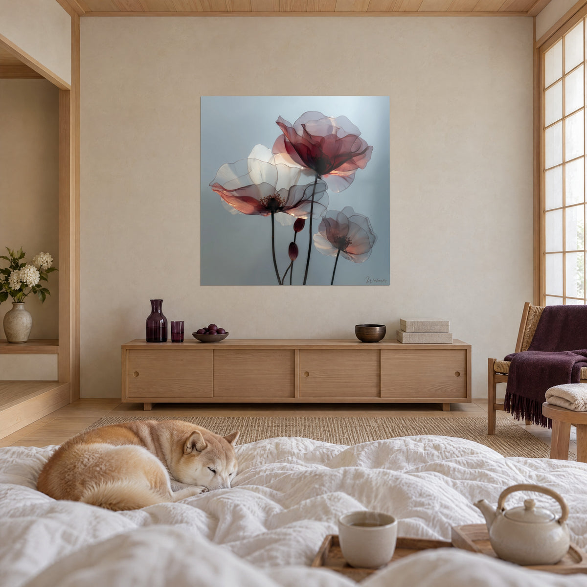 Schilderij transparante bloemkelken in bordeaux en roze-wit, een koppel van achteren en een slapende Shiba, boven een bed in een lichte slaapkamer