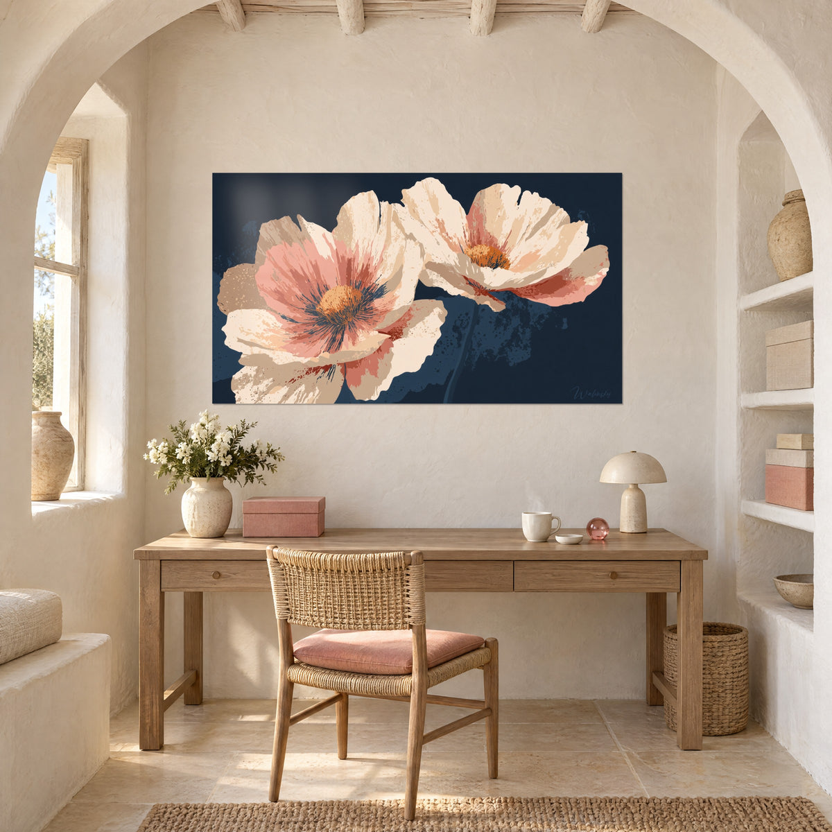 Schilderij paar wilde bloemen in crème en koraal op marineblauwe nacht, boven een licht houten bureau naast een boog