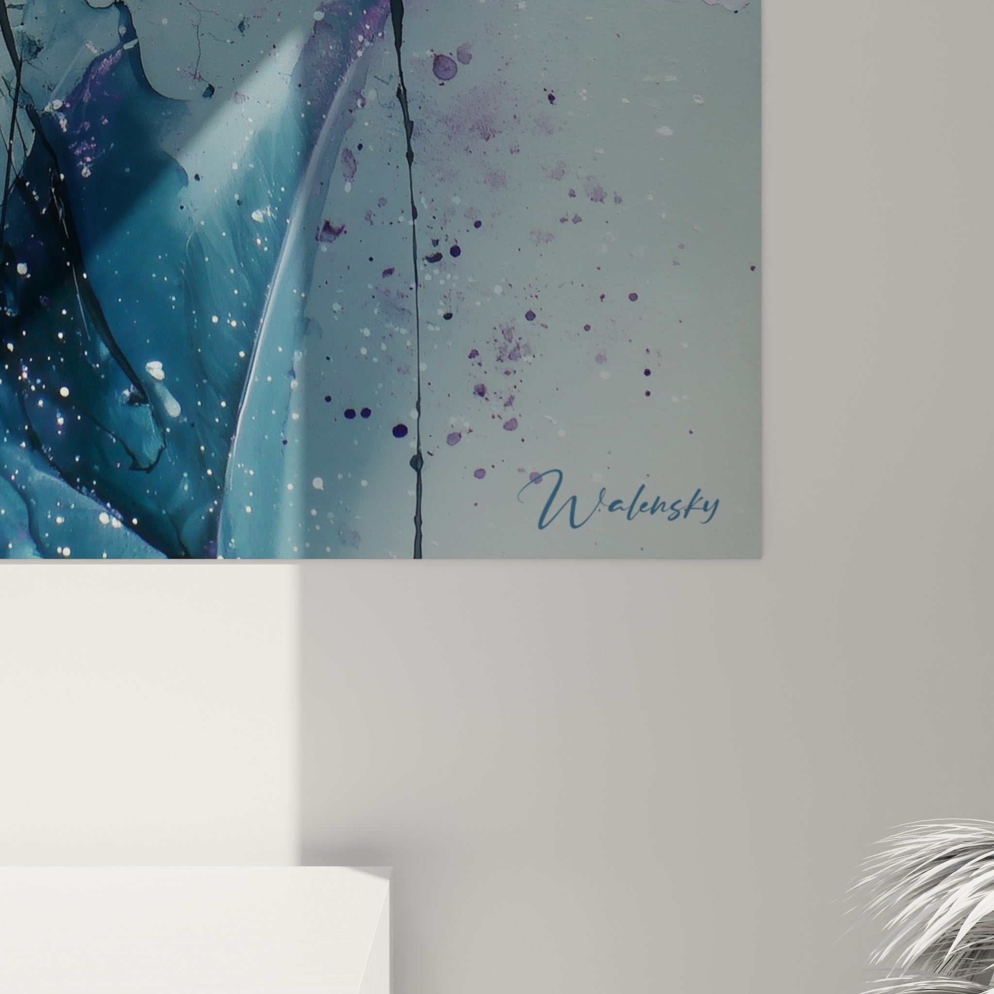 Empâtements et coulures d'encre noire sur pétales mauves, grain visible entre violet profond et bleu ardoise