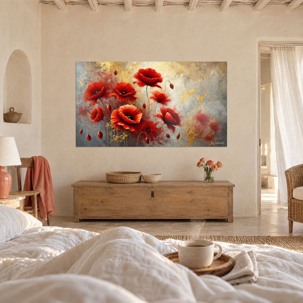Schilderij met karmijnrode klaprozen en knoppen op gouden stengels tegen een zilvergrijze achtergrond, boven een bed in een lichte slaapkamer