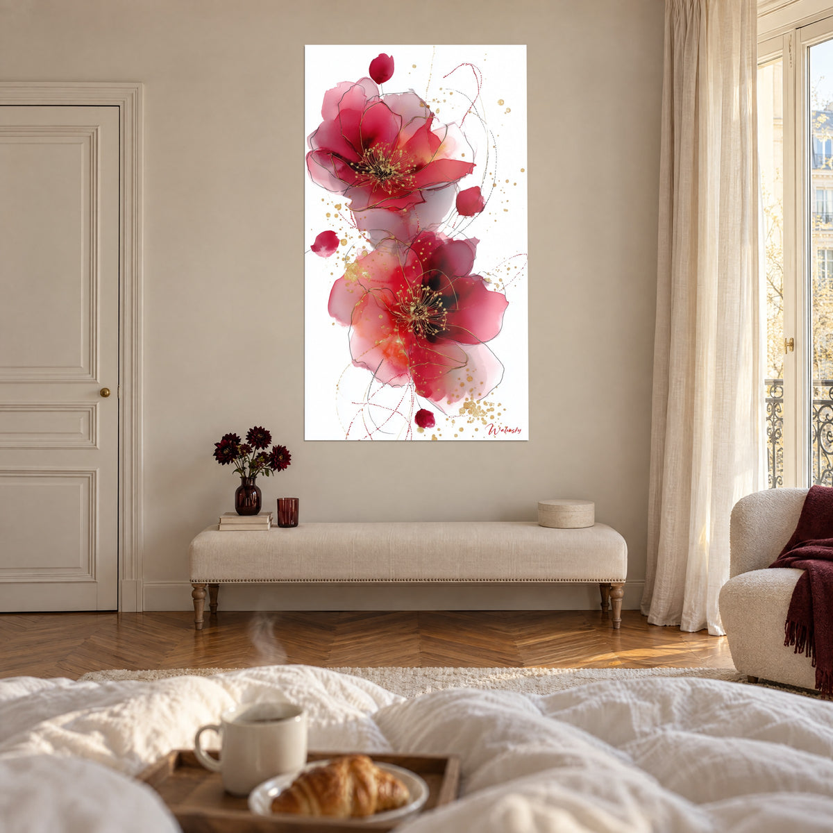 Schilderij met aquarel-klaprozen in vermiljoen en lichtroze, doorschijnende bloemblaadjes, karmijnrode signatuur, boven een bed in een lichte slaapkamer