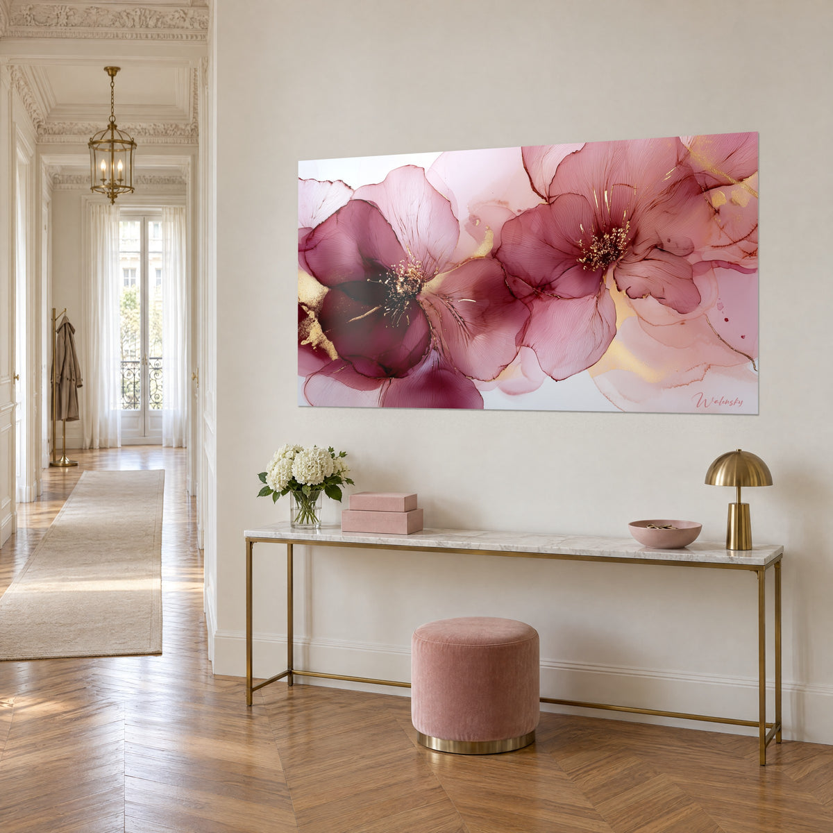 Schilderij met inktbloemen, doorschijnende roze en pruimkleurige bloemblaadjes met fijne nerven, op een vergulde console in een gang in Haussmann-stijl