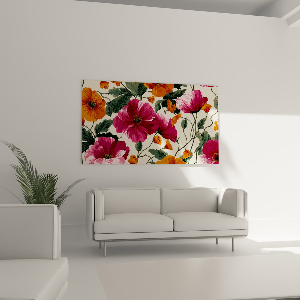 Corolles roses et dorées entrelacées de feuillage vert sombre, au-dessus d'un canapé dans un salon lumineux