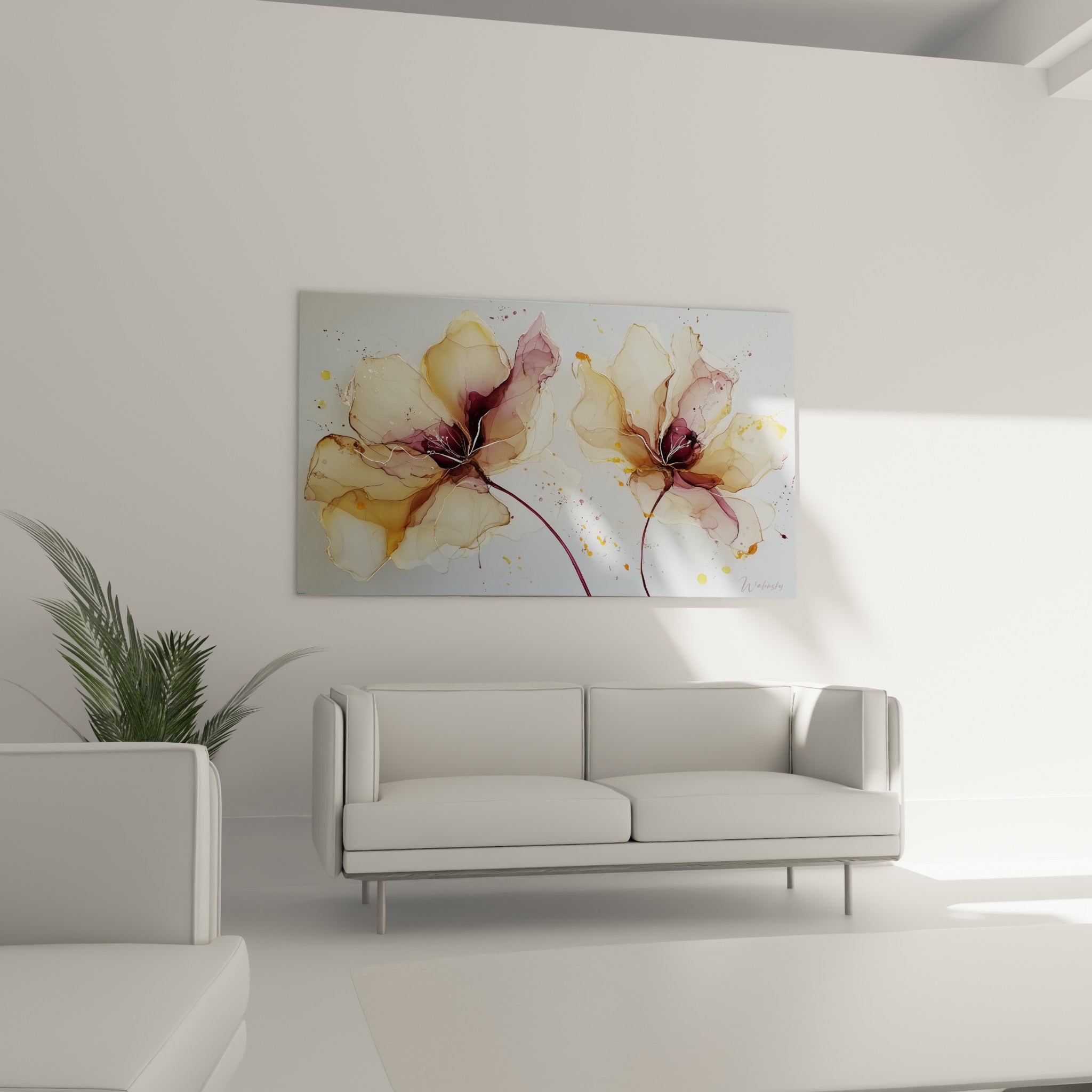 Corolles ocre et pourpres d'une fleur nature déployées au-dessus d'un canapé dans un salon lumineux