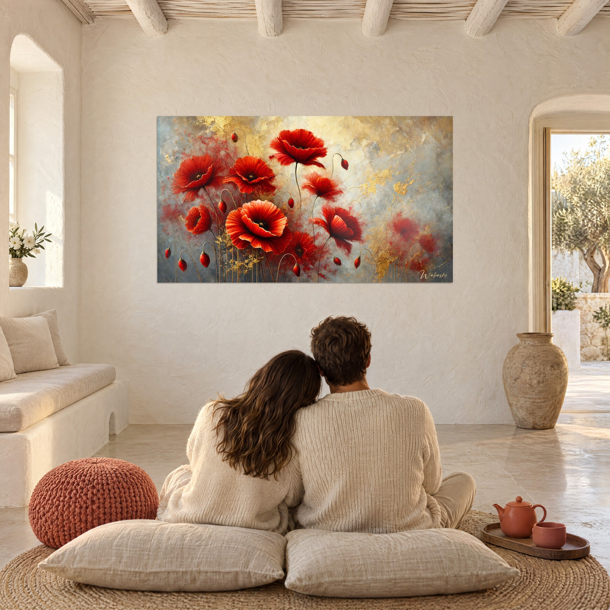 Schilderij met verblindende vermiljoenrode bloemkronen op goud- en parelgrijze achtergrond, een koppel van achteren zittend op kussens, gewelfde salon