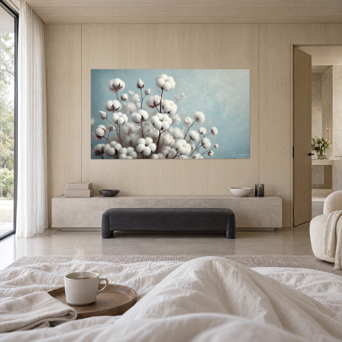 Cuadro tallos de algodón con bolas blancas y mullidas sobre cielo azul pálido, madera beige clara, persona de espaldas, encima de una cama en un dormitorio luminoso
