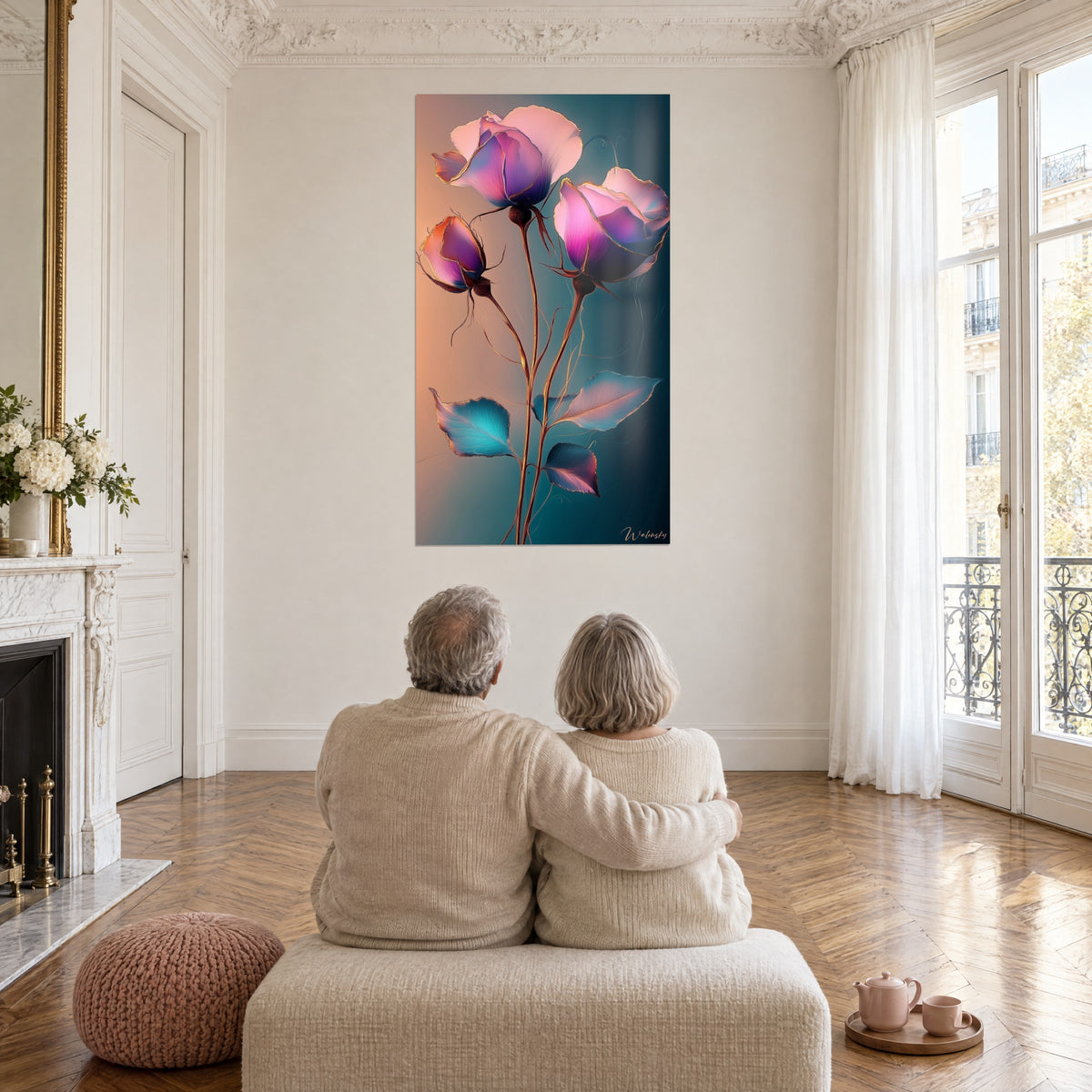 Gemälde mit Blüten mit durchscheinenden rosa und violetten Blütenblättern, gletscherblaue Blätter, gegenüber einem sich umarmenden Paar in einem hellen Haussmann-Salon