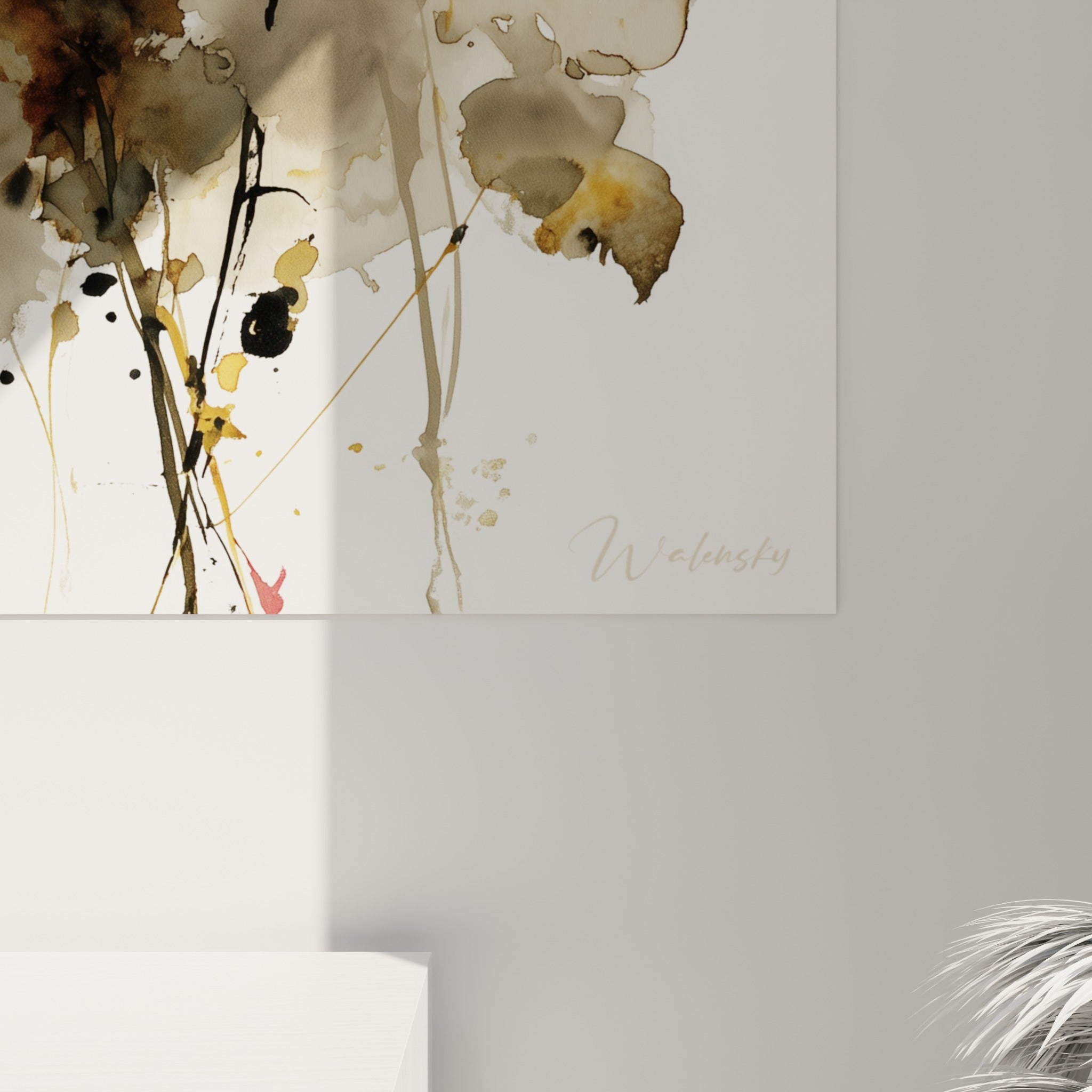 Détail des pétales rouge intense et des coulures dorées révélant la matière aquarelle de la toile