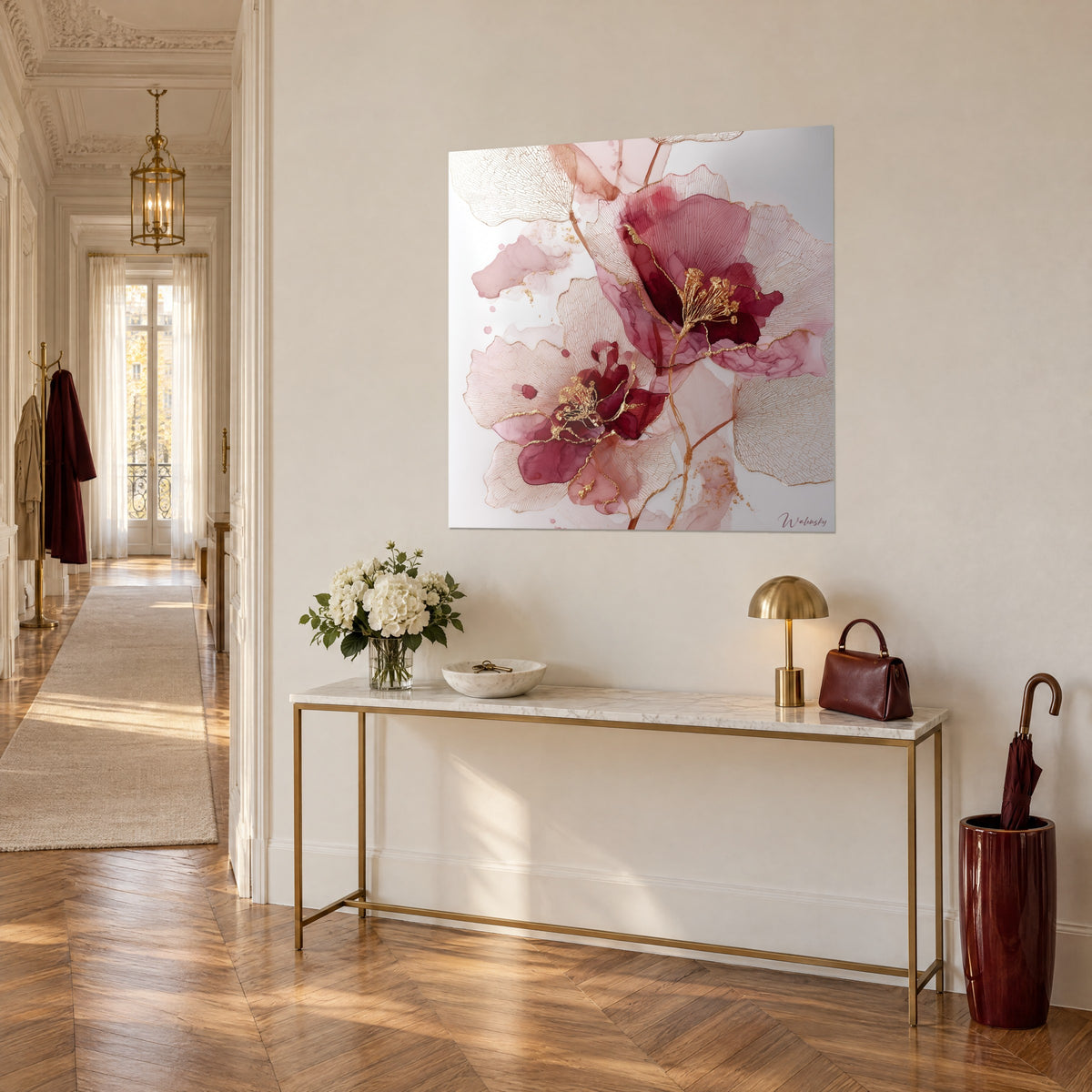 Schilderij van doorschijnende bordeauxrode bloemkelken omlijnd met gouden draadjes op een parelmoerwit achtergrond, driekwart gezien boven een gouden console