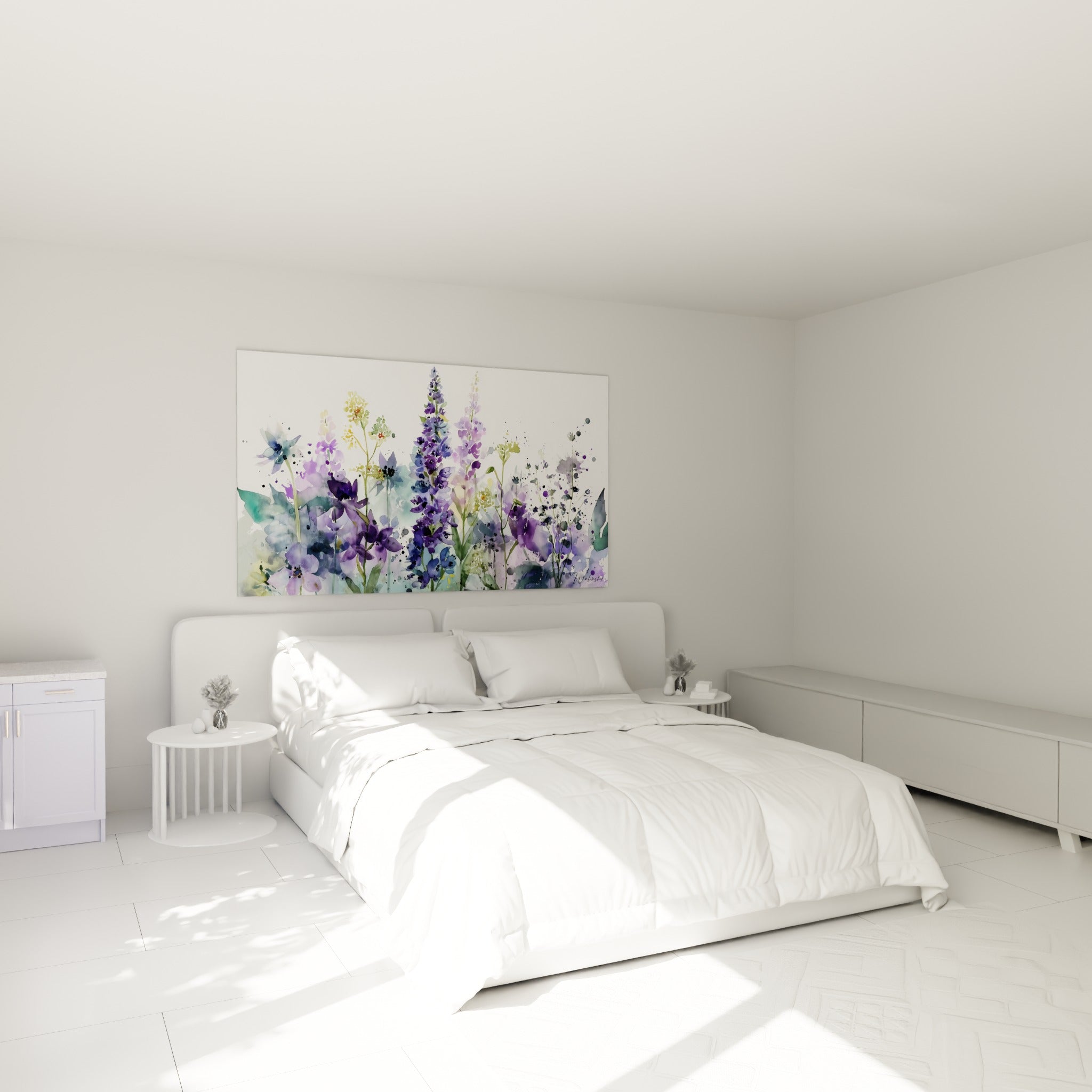 Épis de lupins violets et feuillage vert sauge accrochés au-dessus d'un lit dans une chambre claire