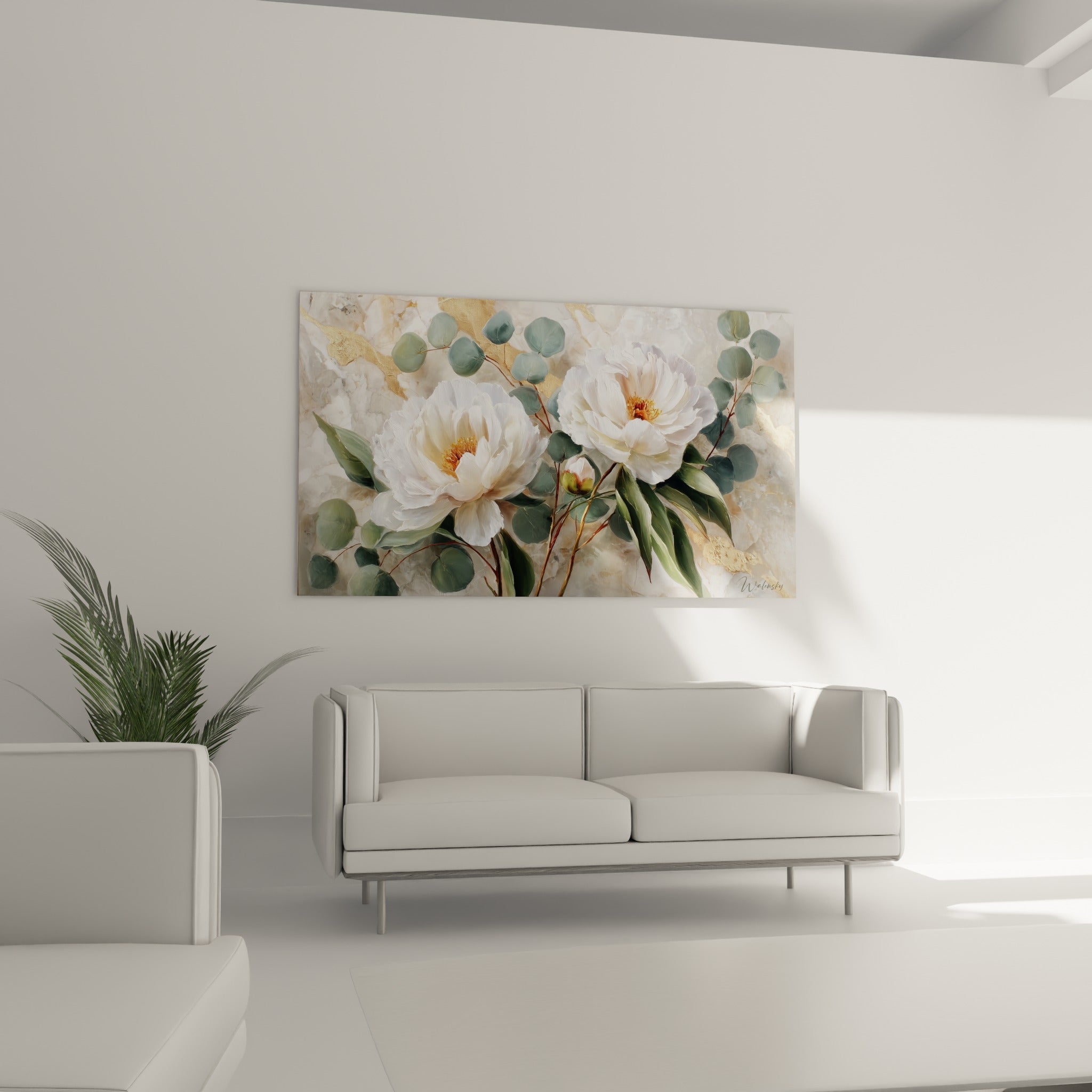 Fleurs blanches et branches d'eucalyptus sur fond doré, suspendues au-dessus d'un canapé dans un salon lumineux