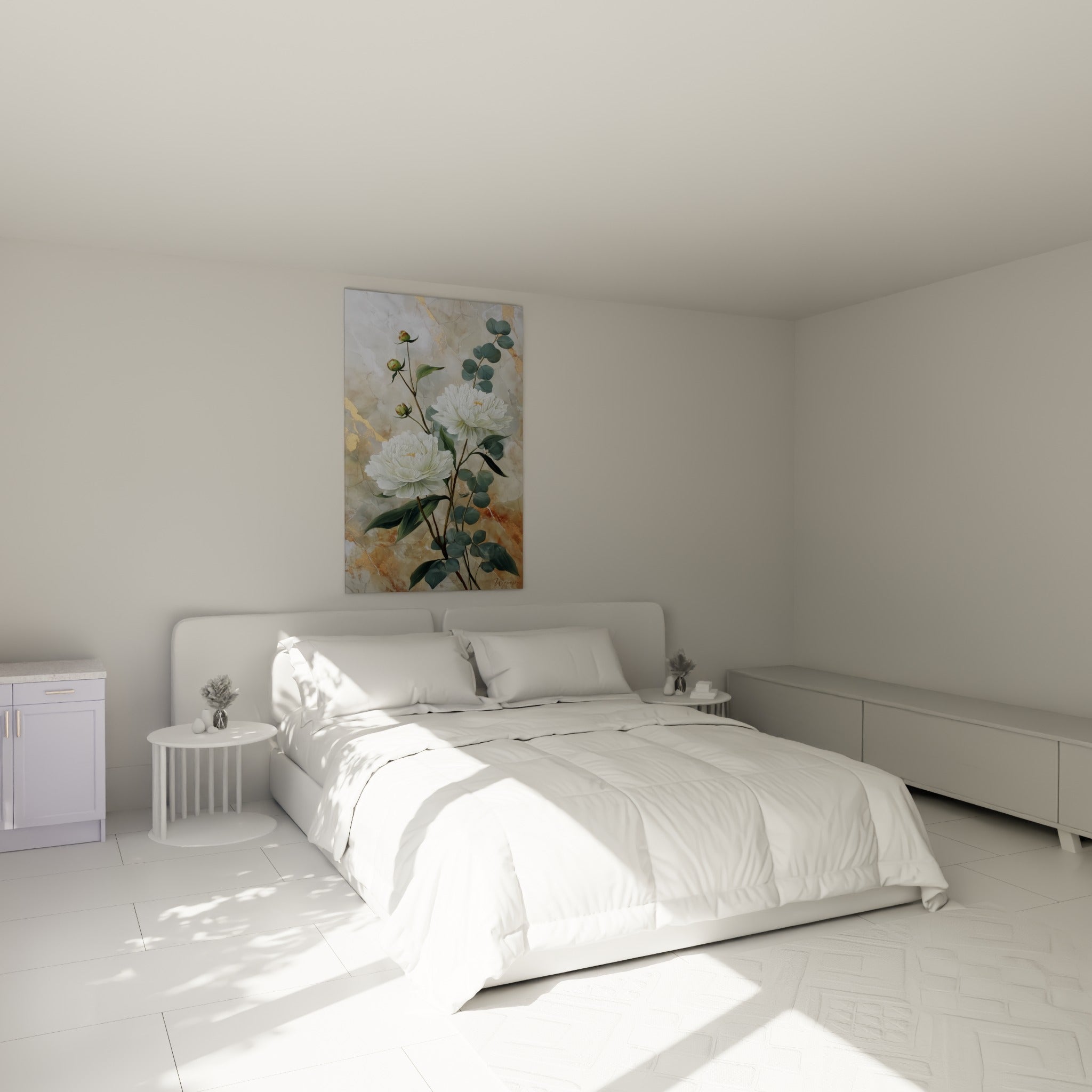 Bouquet de pivoines blanches et feuillage vert sur marbre doré, au-dessus d'un lit dans une chambre claire