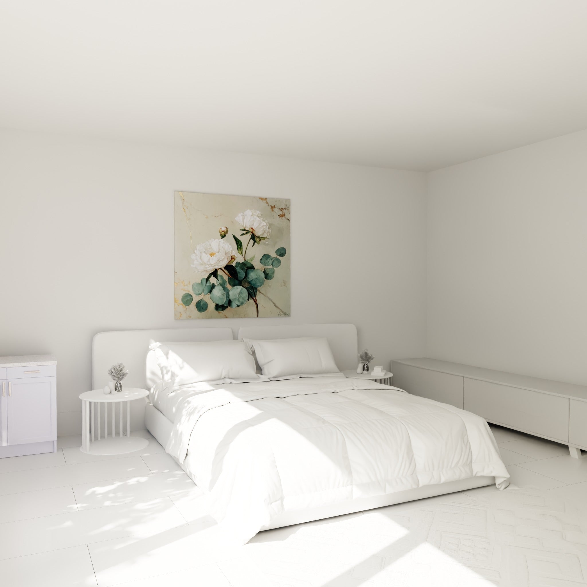 Bouquet de pivoines blanches et feuillage vert au-dessus d'un lit dans une chambre claire