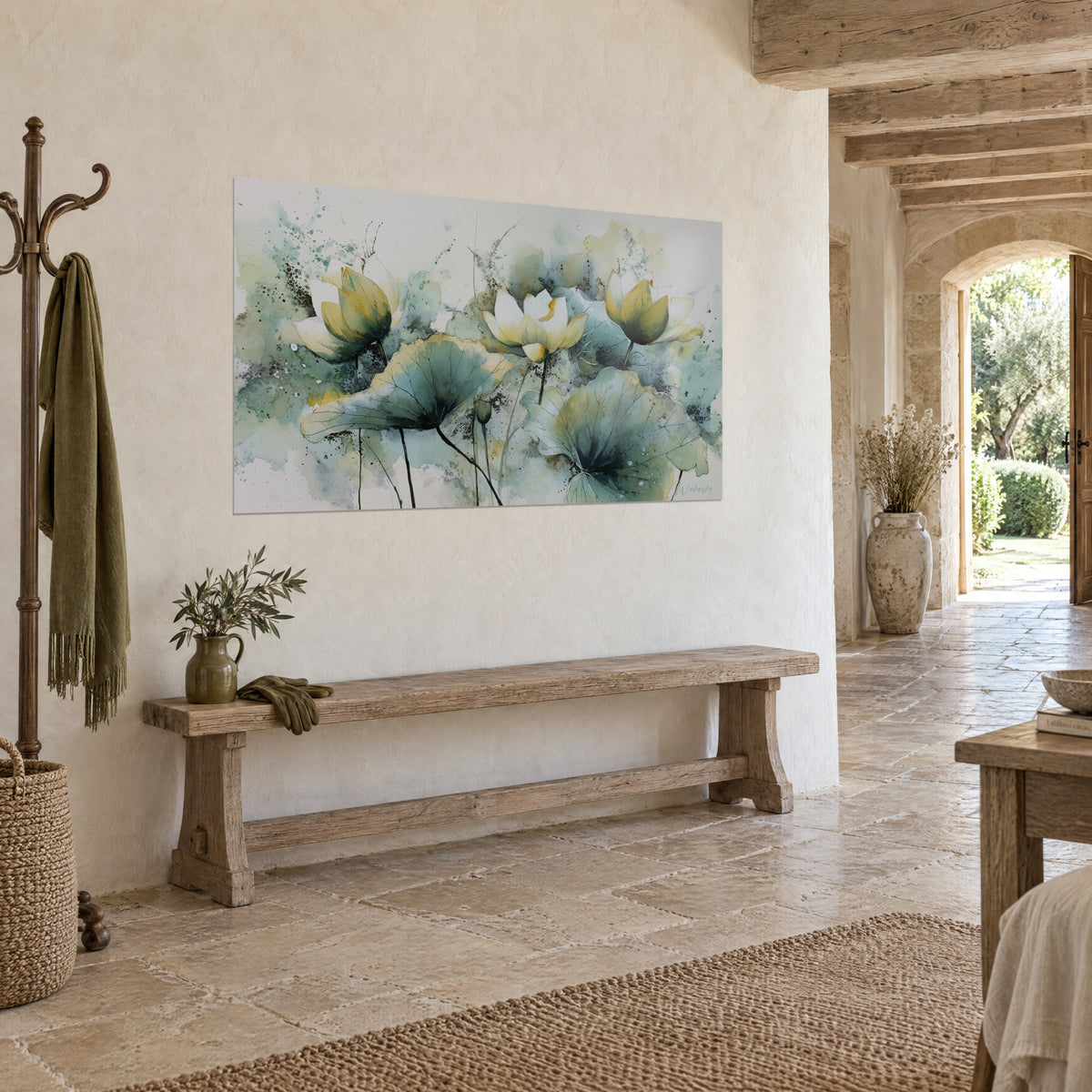 Schilderij lotusbloem met ivoorkleurige en goudgele blaadjes, brede blauwgroene bladeren, op een gestucte muur van een stenen huis