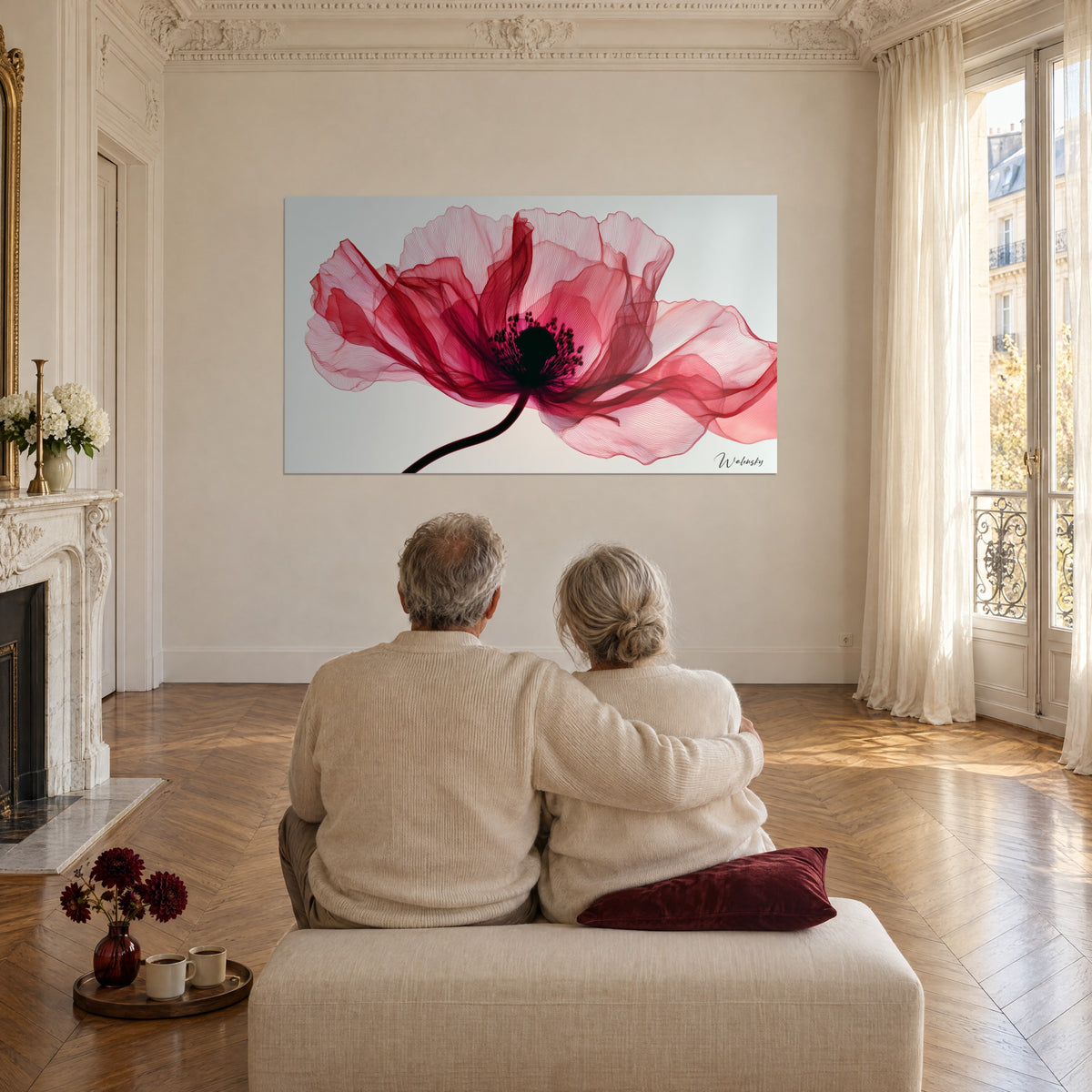 Quadro grande fiore rosso fluttuante con veli rosati e sfondo grigio, coppia anziana abbracciata di spalle su una panca, salotto in stile haussmanniano