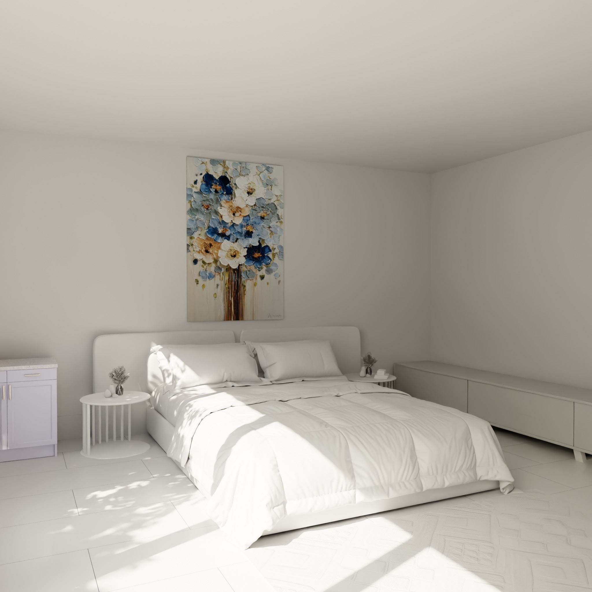 Fleurs bleu marine et blanc au relief marqué accrochées au-dessus d'un lit dans une chambre claire