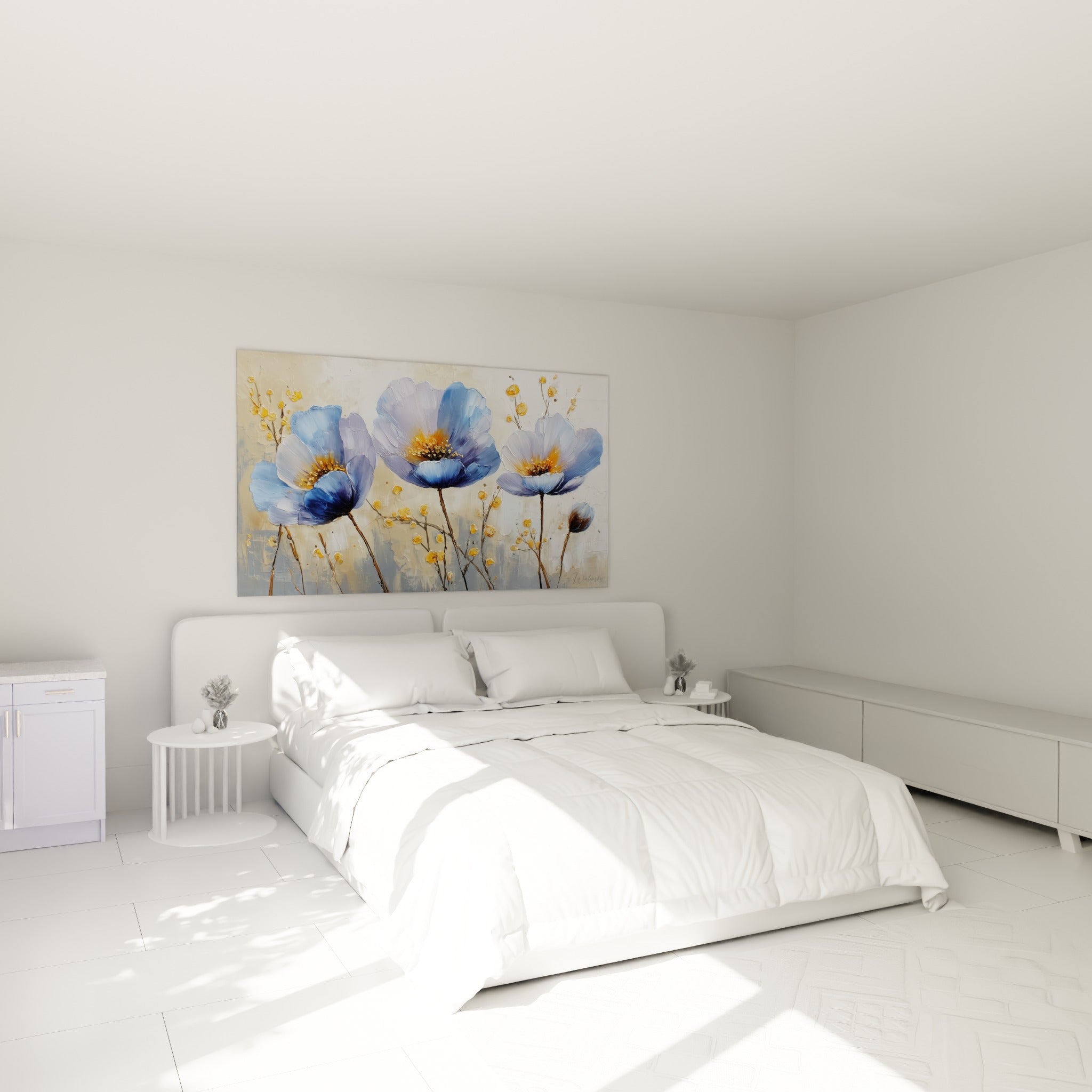 Fleurs bleu ciel et bourgeons dorés peints au couteau au-dessus d'un lit dans une chambre claire