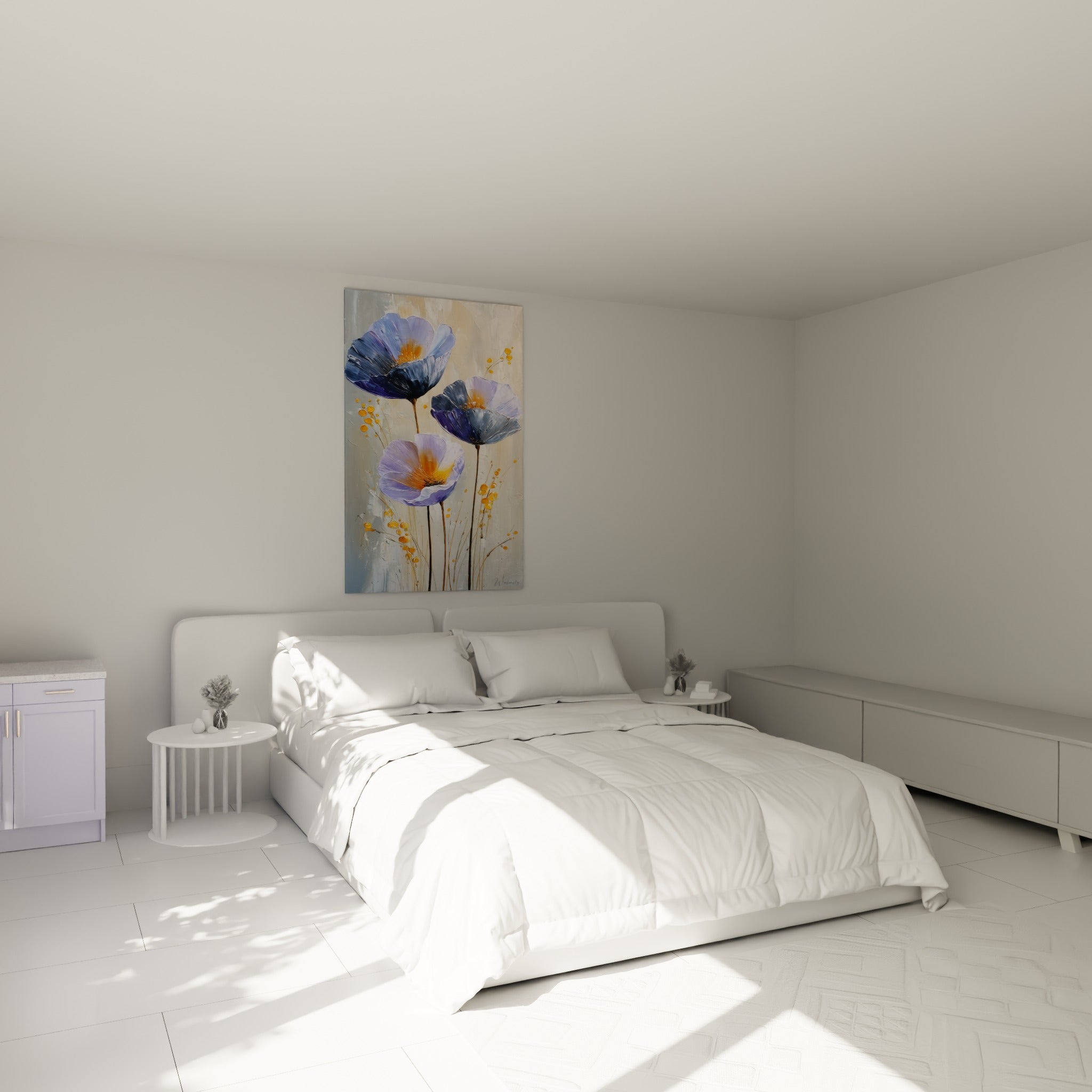 Fleurs bleu lavande et violine aux tiges dorées, au-dessus d'un lit dans une chambre claire