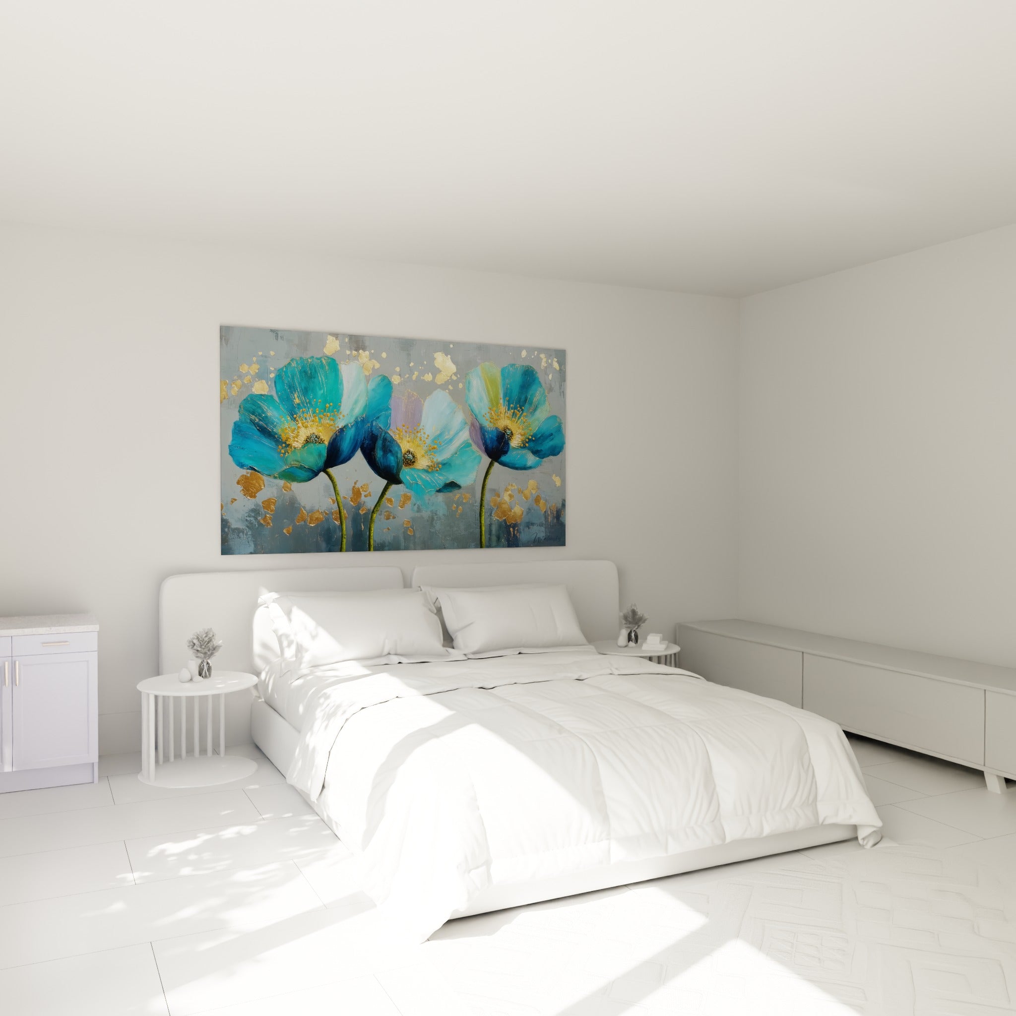 Fleurs turquoise et or déployées avec finesse, au-dessus d'un lit dans une chambre claire