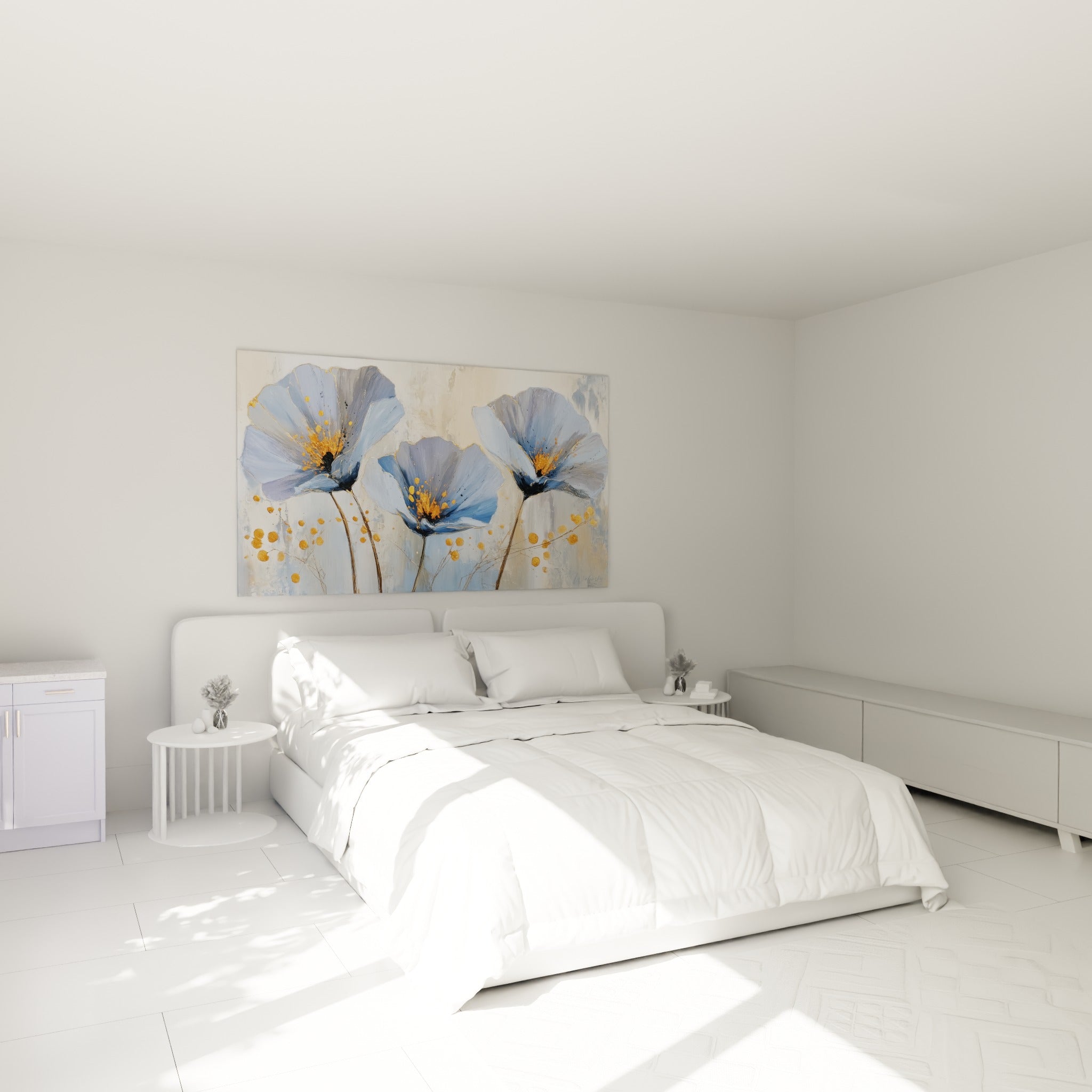 Trois fleurs bleu poudré et dorées surmontant un lit dans une chambre claire et paisible