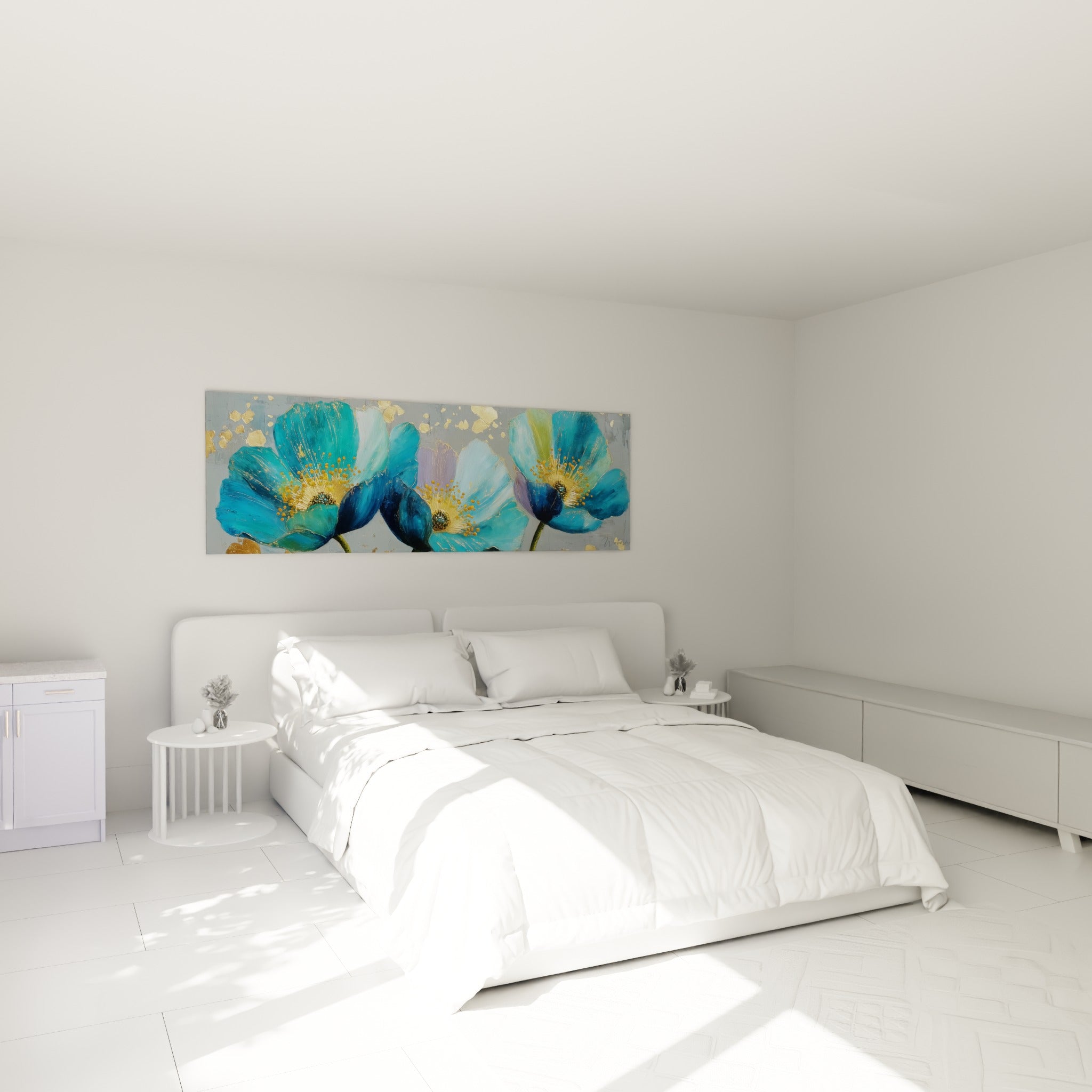 Fleurs bleu turquoise et dorées peintes sur fond gris, accrochées au-dessus d'un lit dans une chambre claire