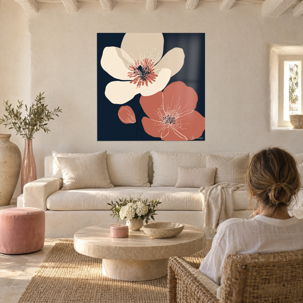 Πίνακας παπαρούνες σε κρεμ και terracotta αποχρώσεις πάνω σε θαλασσί φόντο, πλατιά πέταλα, βούλωτοι στήμονες, πάνω από έναν καναπέ σε ένα φωτεινό σαλόνι