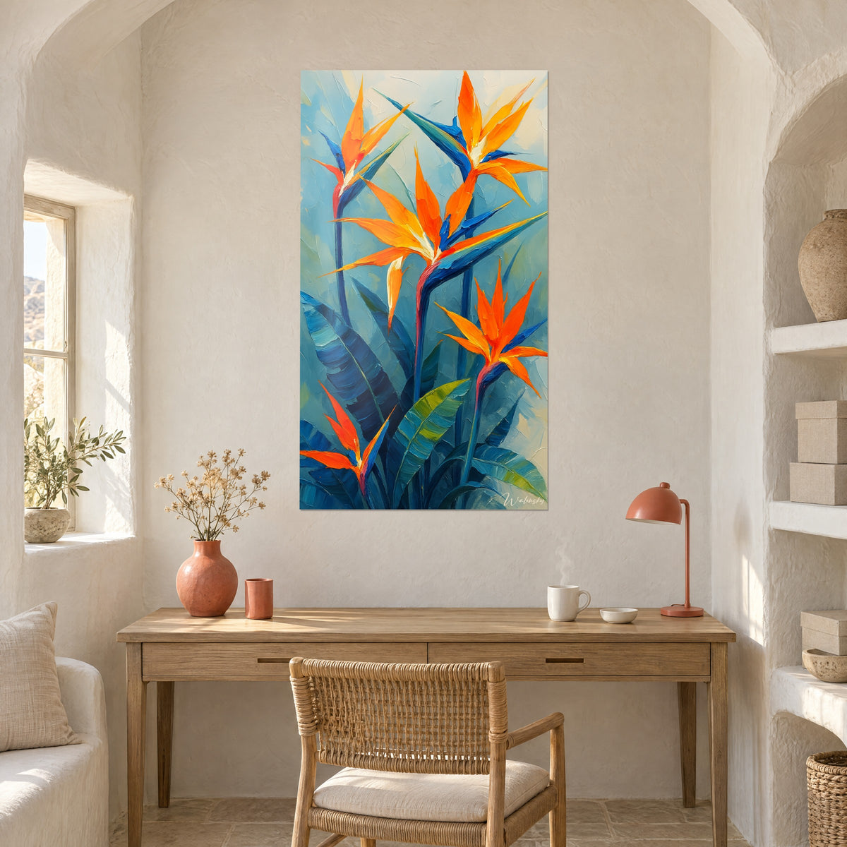 Schilderij met tropische bloei in oranje en blauwgroen, brede olijfgroene bladeren, witte muur boven een houten bureau