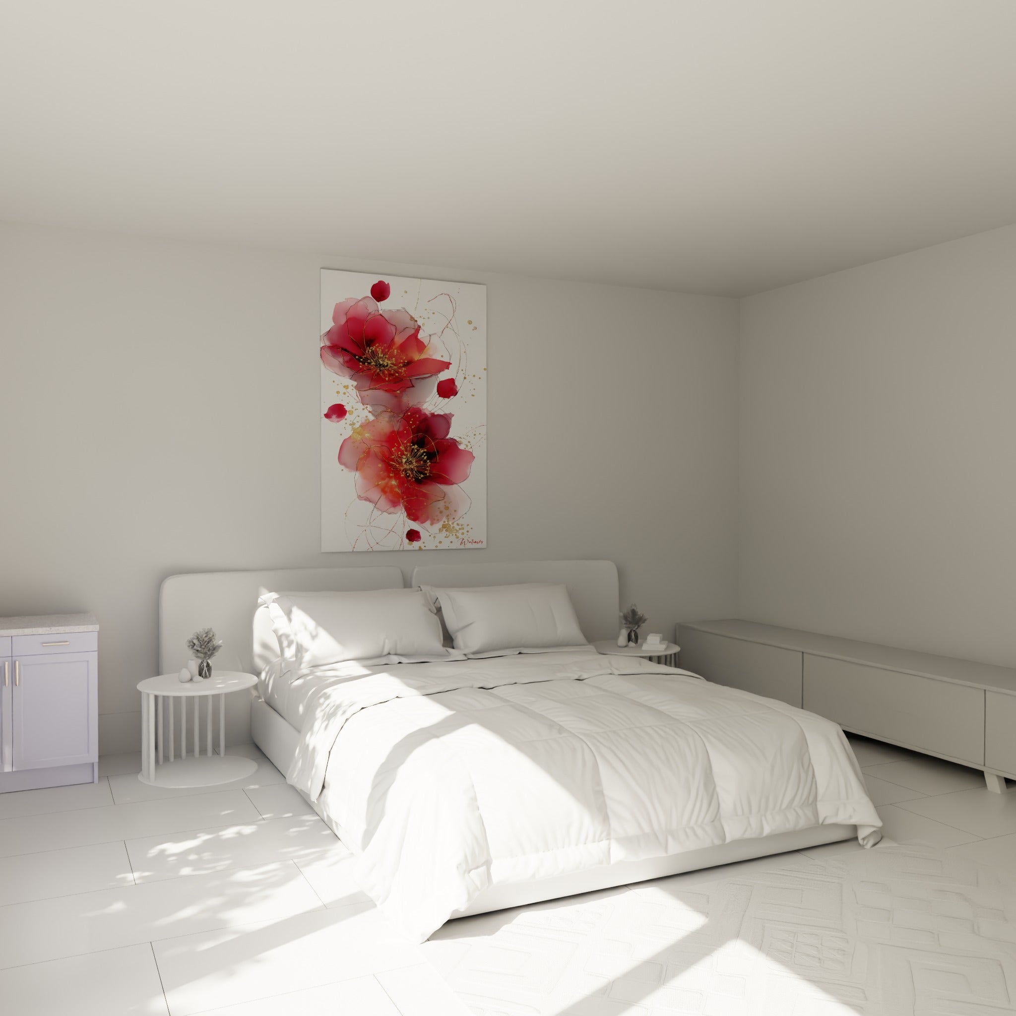 Fleurs rouges et dorées aux pétales fondus accrochées au-dessus d'un lit dans une chambre claire