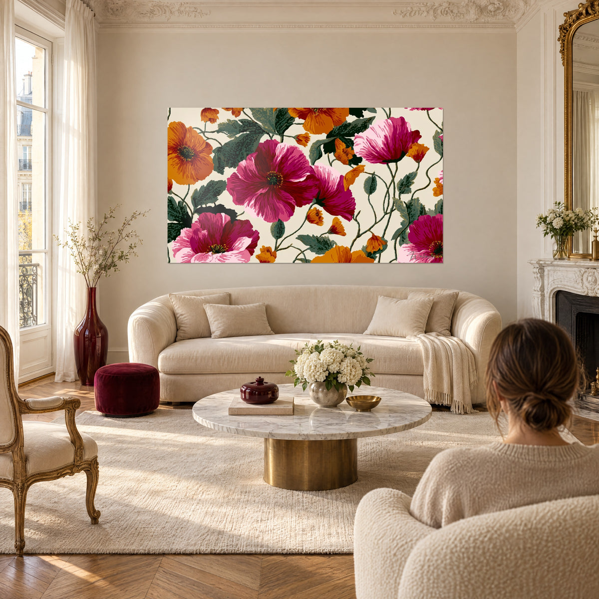 Schilderij fuchsia en saffraanrode klaprozen op crèmekleurige achtergrond, roze gestreepte bloemblaadjes, boven een bank in een lichte woonkamer