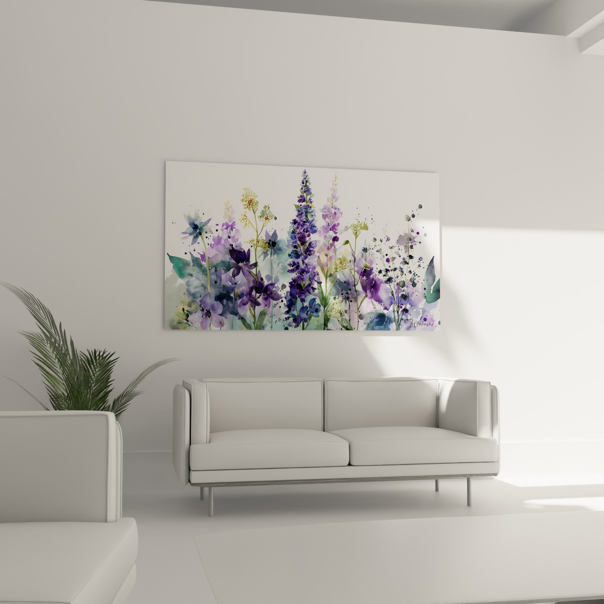 Fleurs sauvages violettes et jaune pâle en aquarelle disposées au-dessus d'un canapé dans un salon lumineux
