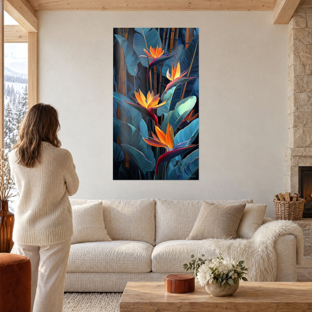 Quadro fiore uccello del paradiso arancione su foglie blu petrolio, steli di bambù ocra, sopra un divano in un soggiorno luminoso