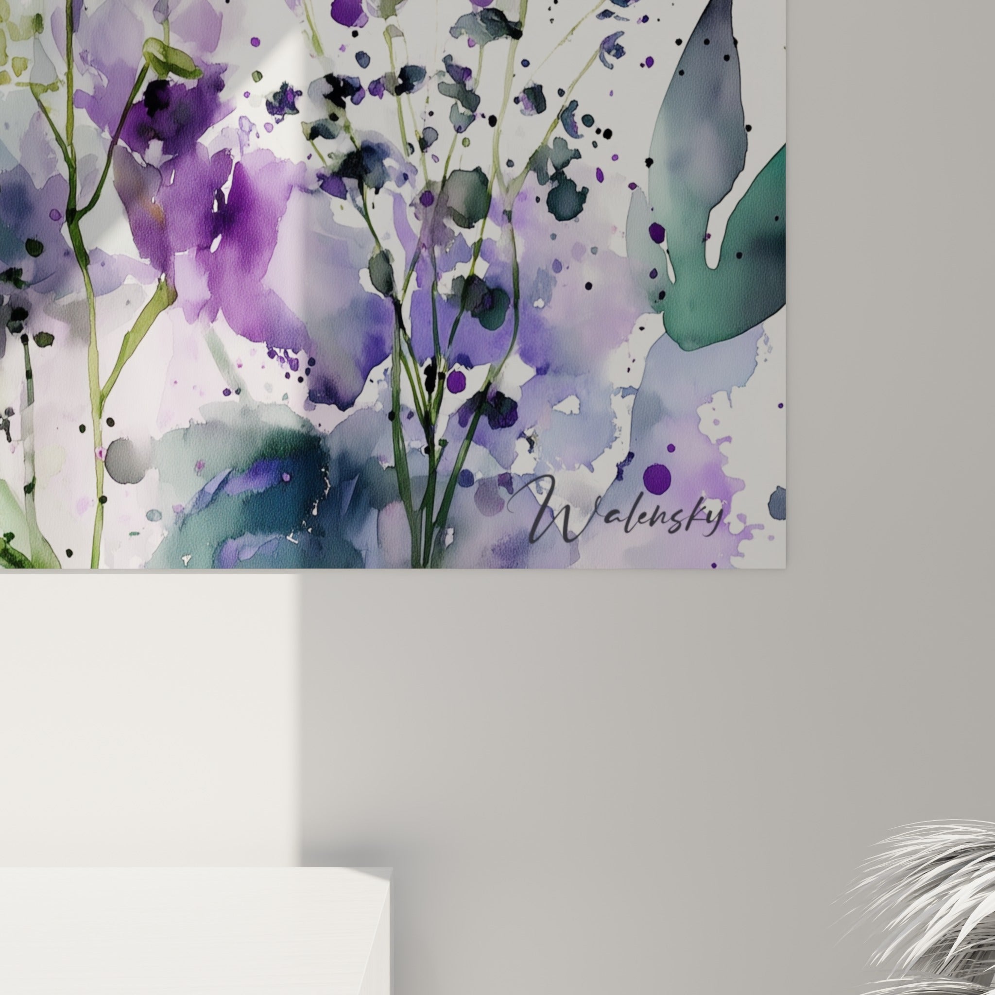 Grain du papier aquarelle visible, coulures violettes et vertes se mêlant aux éclats d'encre noire