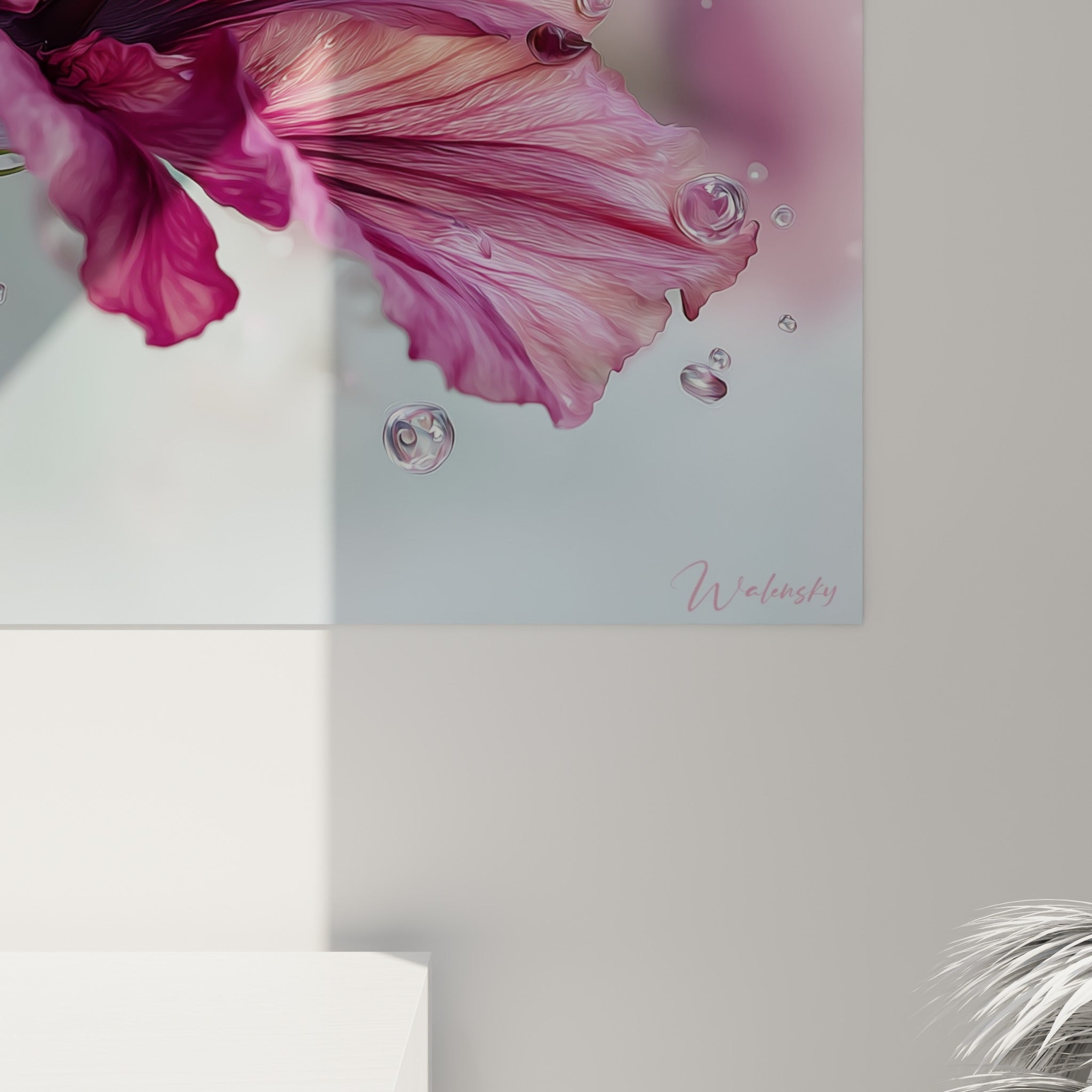 Nervures des pétales roses et pourpres visibles de près, gouttelettes cristallines révélant la finesse de l'impression