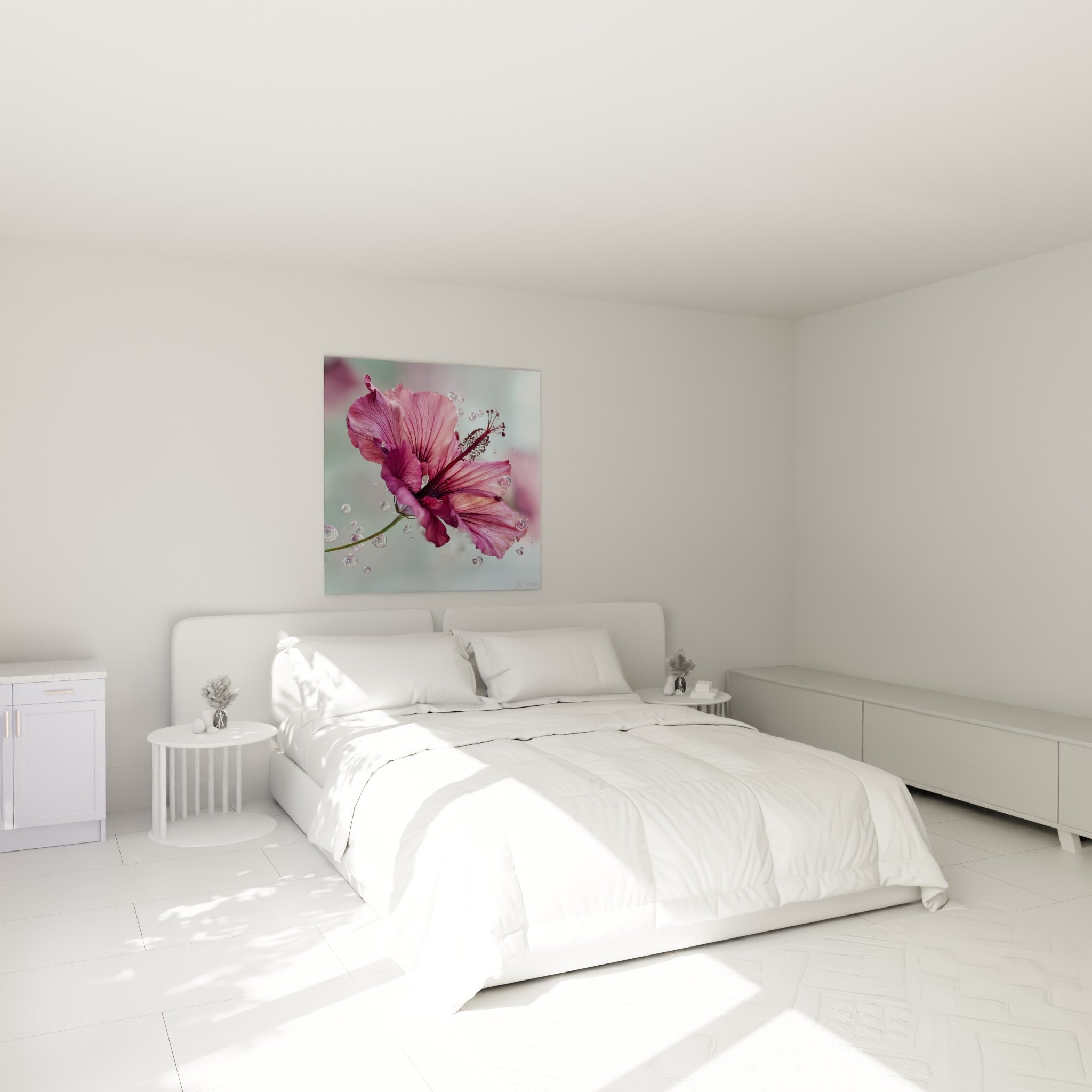 Pétales d'hibiscus rose fuchsia et bordeaux ornés de gouttes, au-dessus d'un lit dans une chambre claire