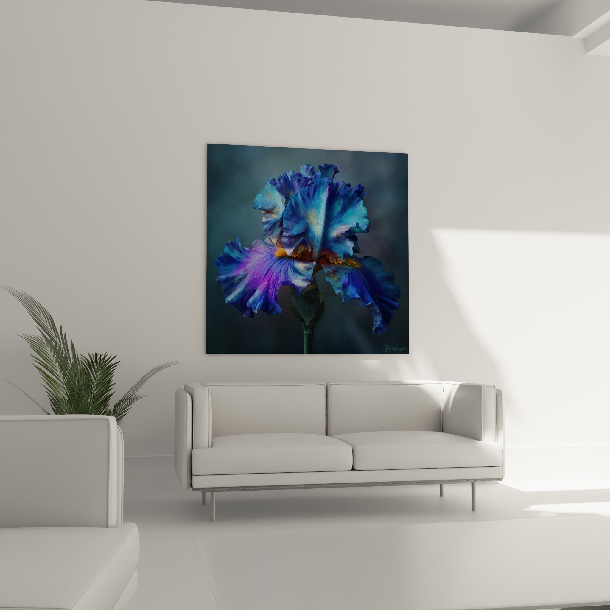 Fleur d'iris anthracite et doré aux plis délicats, accrochée au-dessus d'un canapé dans un salon lumineux