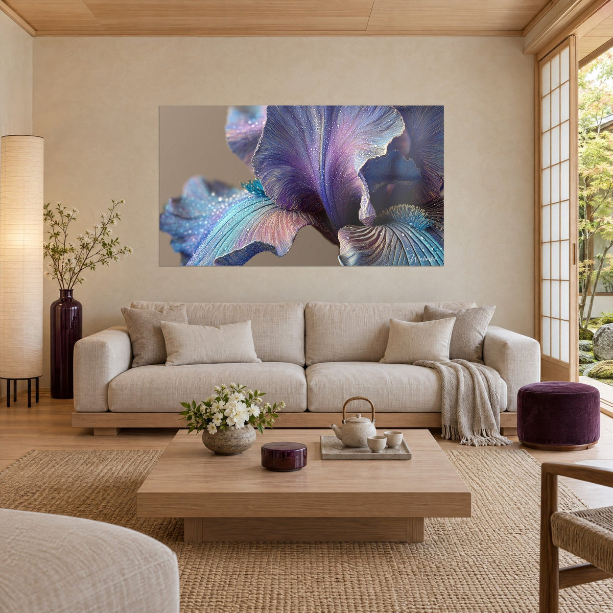 Cuadro gigante iris violeta y azul perlado de rocío, pétalos ondulados, nervaduras plateadas, encima de un sofá en un salón luminoso