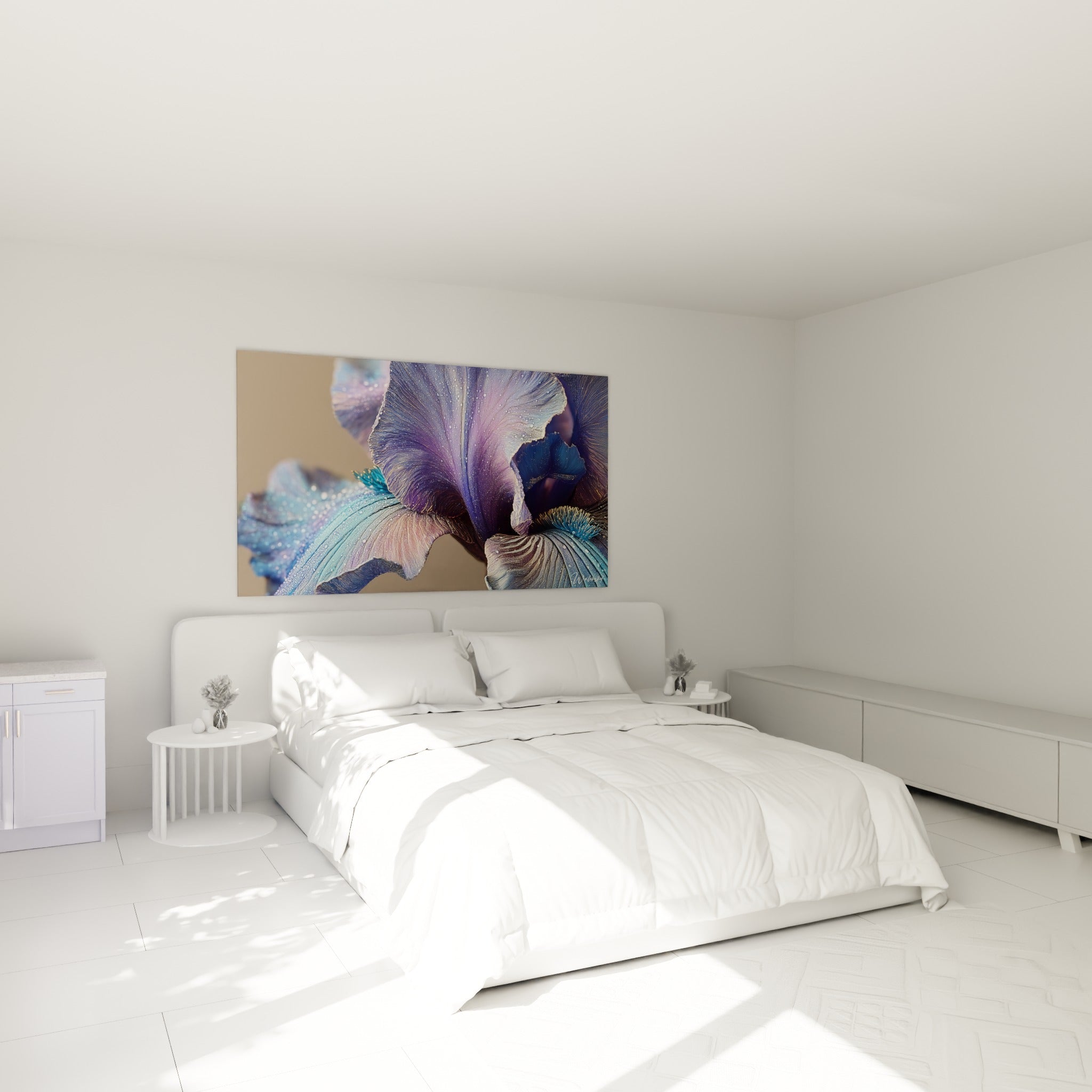 Pétales d'iris violet et turquoise perlés de rosée, accrochés au-dessus d'un lit dans une chambre claire