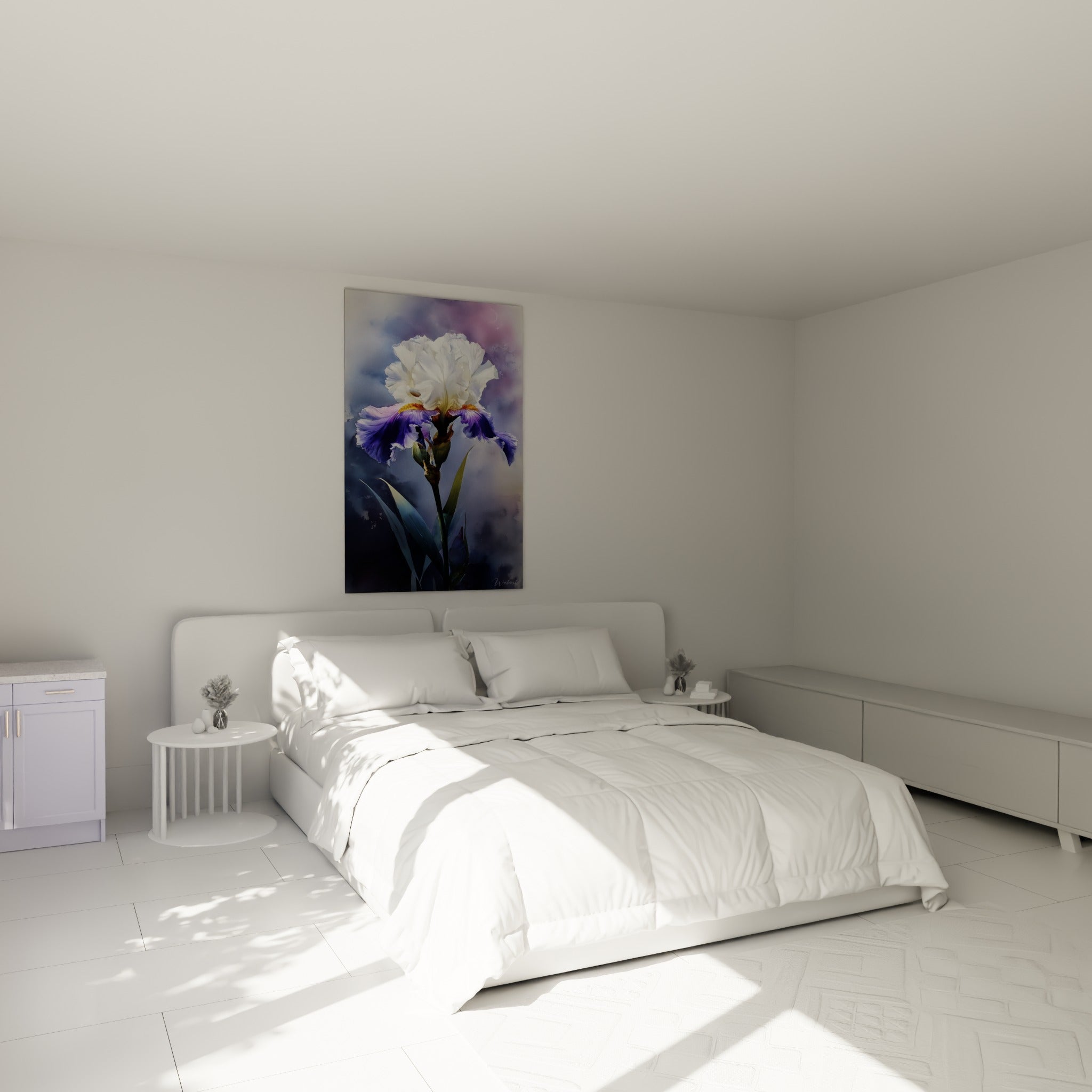 Fleur d'iris blanche et violette illuminée par un cœur ocre, au-dessus d'un lit dans une chambre claire