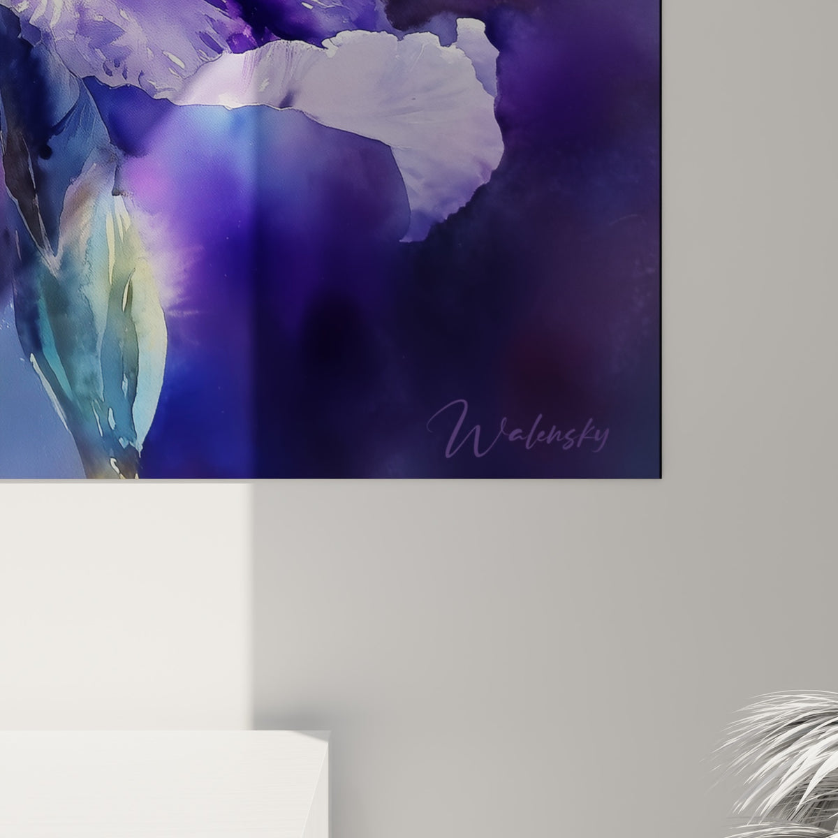 Détail des coulures aquarelle violettes et blanches sur la toile, grain visible et empâtements délicats de la fleur