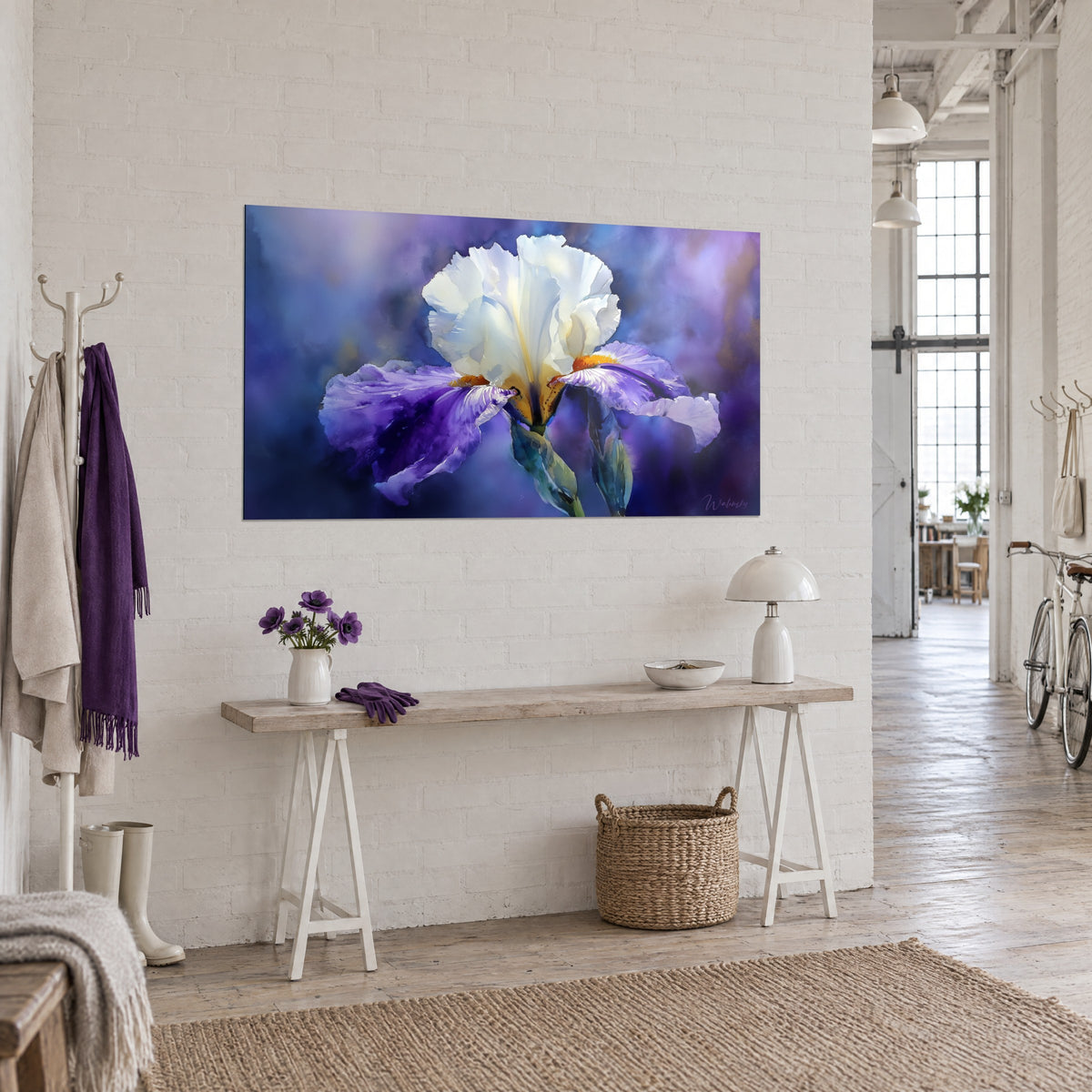 Quadro fiore d'iride crema e lavanda, stami arancioni, sfondo acquerello indaco, vista di tre quarti su un muro di mattoni bianchi