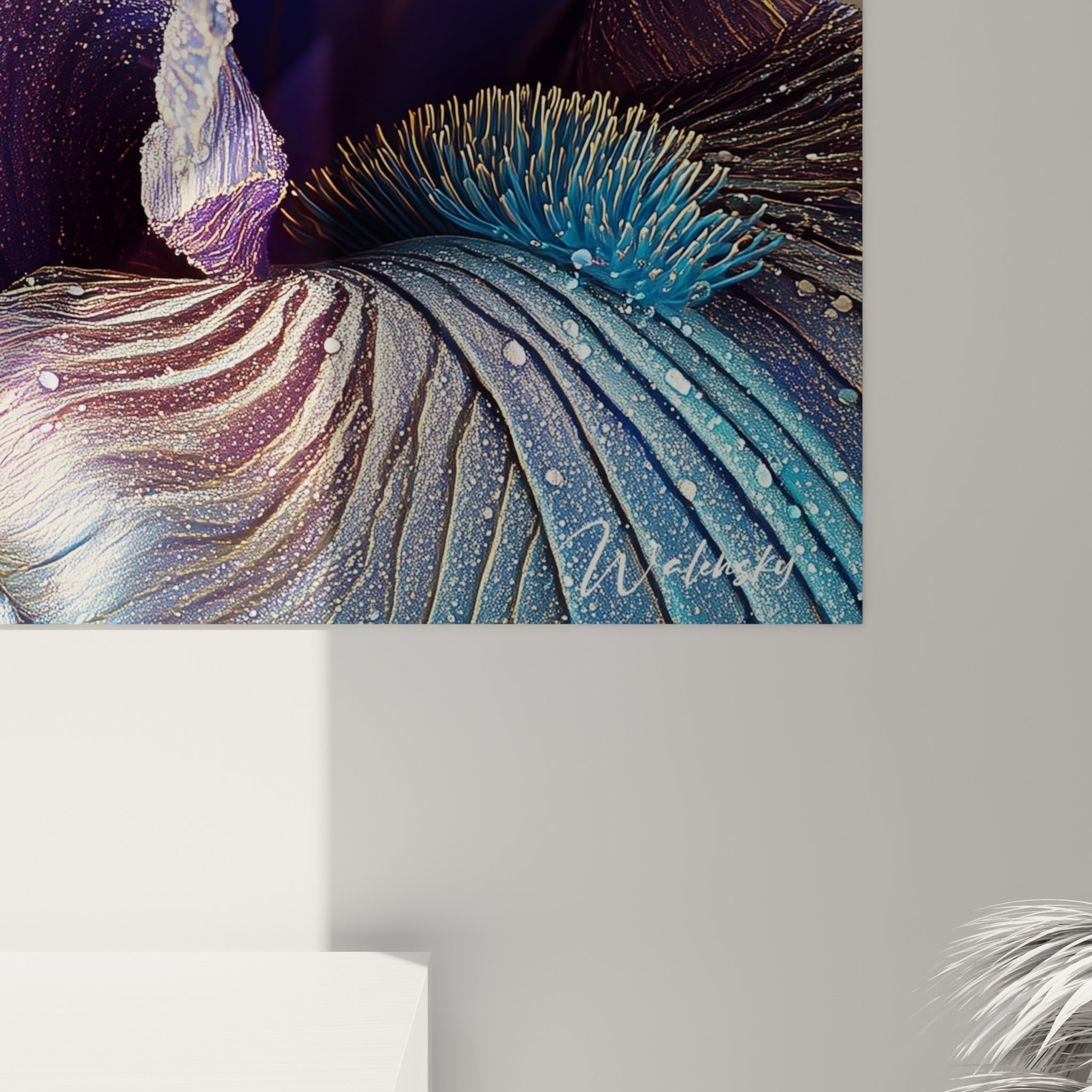 Grain de peinture capturant les gouttes de rosée sur pétale violet et bleu, effet velouté rapproché