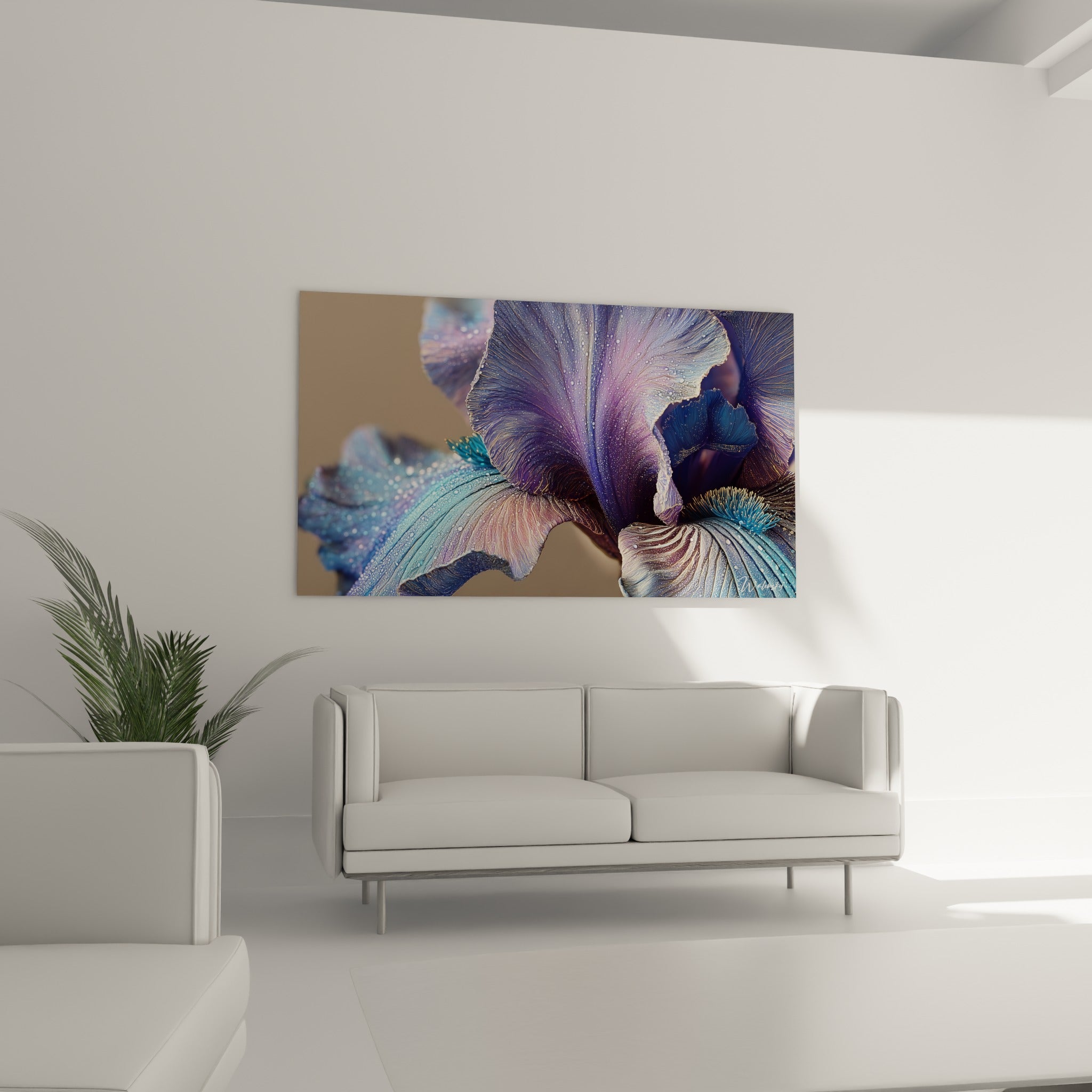 Fleur d'iris bleu et mauve aux nervures dorées, disposée au-dessus d'un canapé dans un salon lumineux