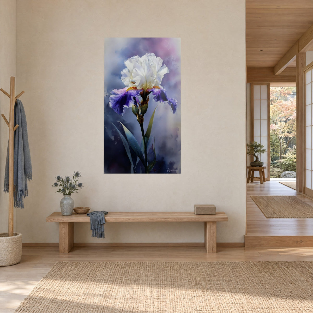 Quadro fiore d'iris crema e porpora su sfondo ad acquerello blu notte e malva, vista di tre quarti in un ingresso japandi