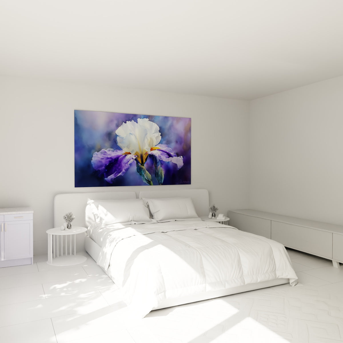 Fleur d'iris blanche et violette illuminée d'ocre, accrochée au-dessus d'un lit dans une chambre claire