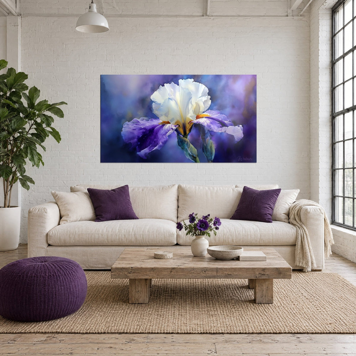 Quadro iride bianco dai petali stropicciati, cuore ocra e ali viola su fondo blu notte, sopra un divano in un soggiorno luminoso