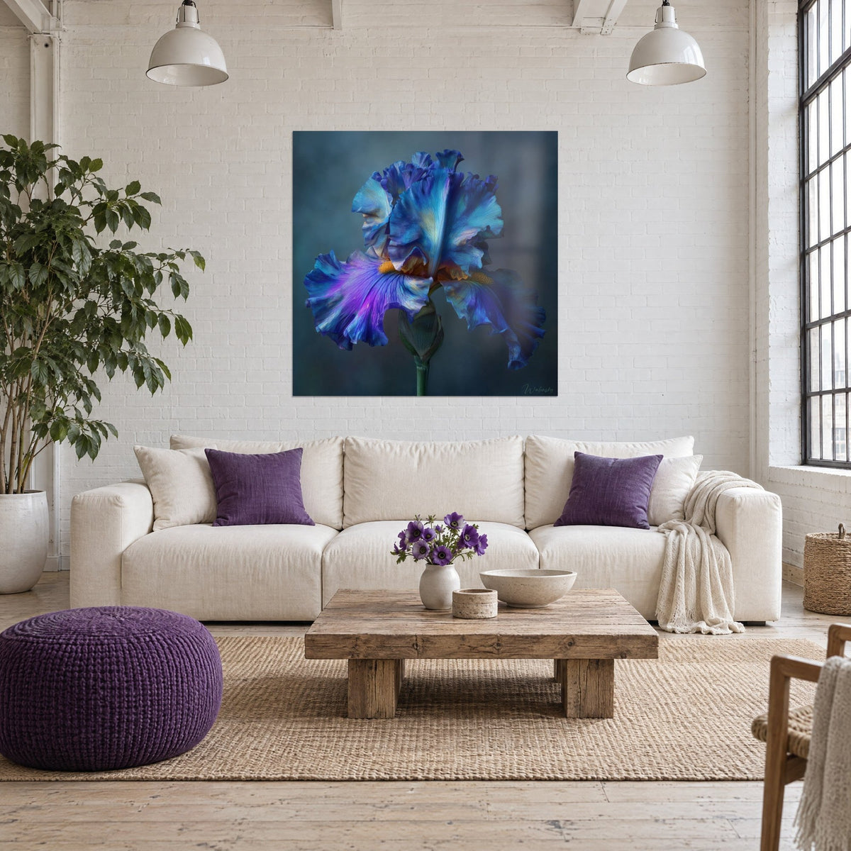 Gemälde Bartiris mit gewellten Blütenblättern in Kobaltblau und Violett, goldenes Herz, über einem Sofa in einem lichtdurchfluteten Wohnzimmer