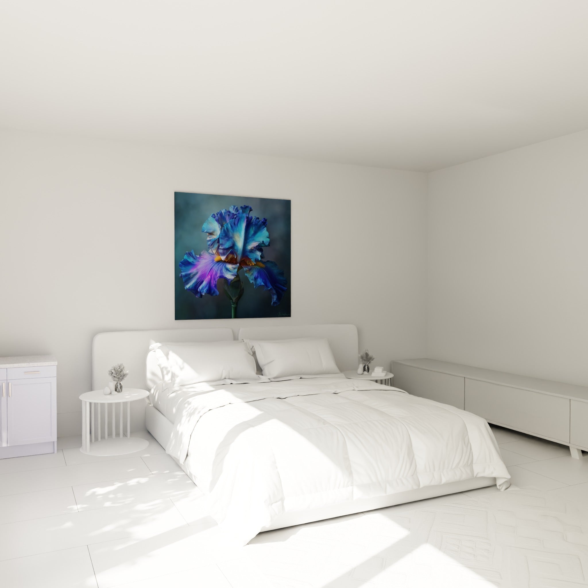 Pétales bleu turquoise et violet de cet iris fleur nature au-dessus d'un lit dans une chambre claire
