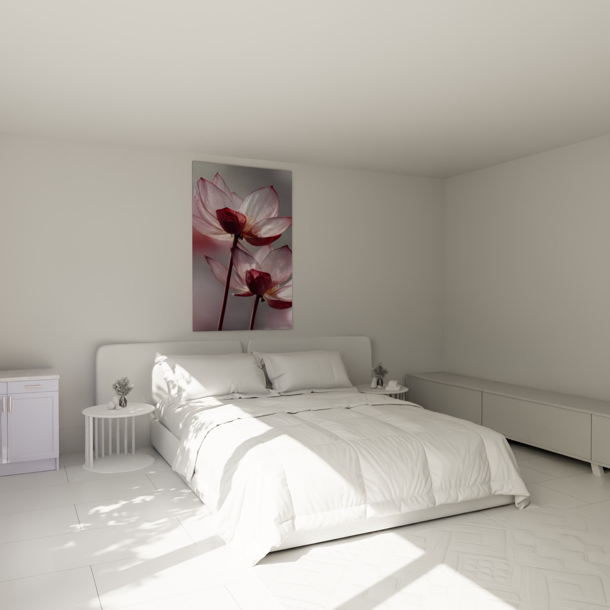 Fleurs de lotus roses et bordeaux traversées de lumière, accrochées au-dessus d'un lit dans une chambre claire