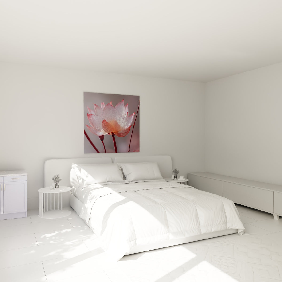 Fleur de lotus rose et blanche aux pétales vitreux, accrochée au-dessus d'un lit dans une chambre claire